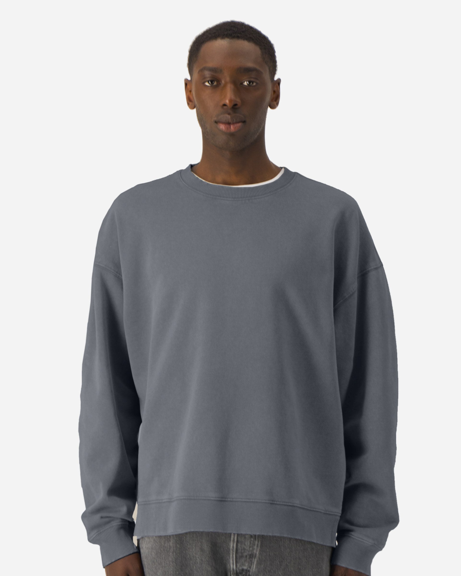 Sweat unisexe Radder 2.0 Vintage porté, coloris G. Dyed Anthracite