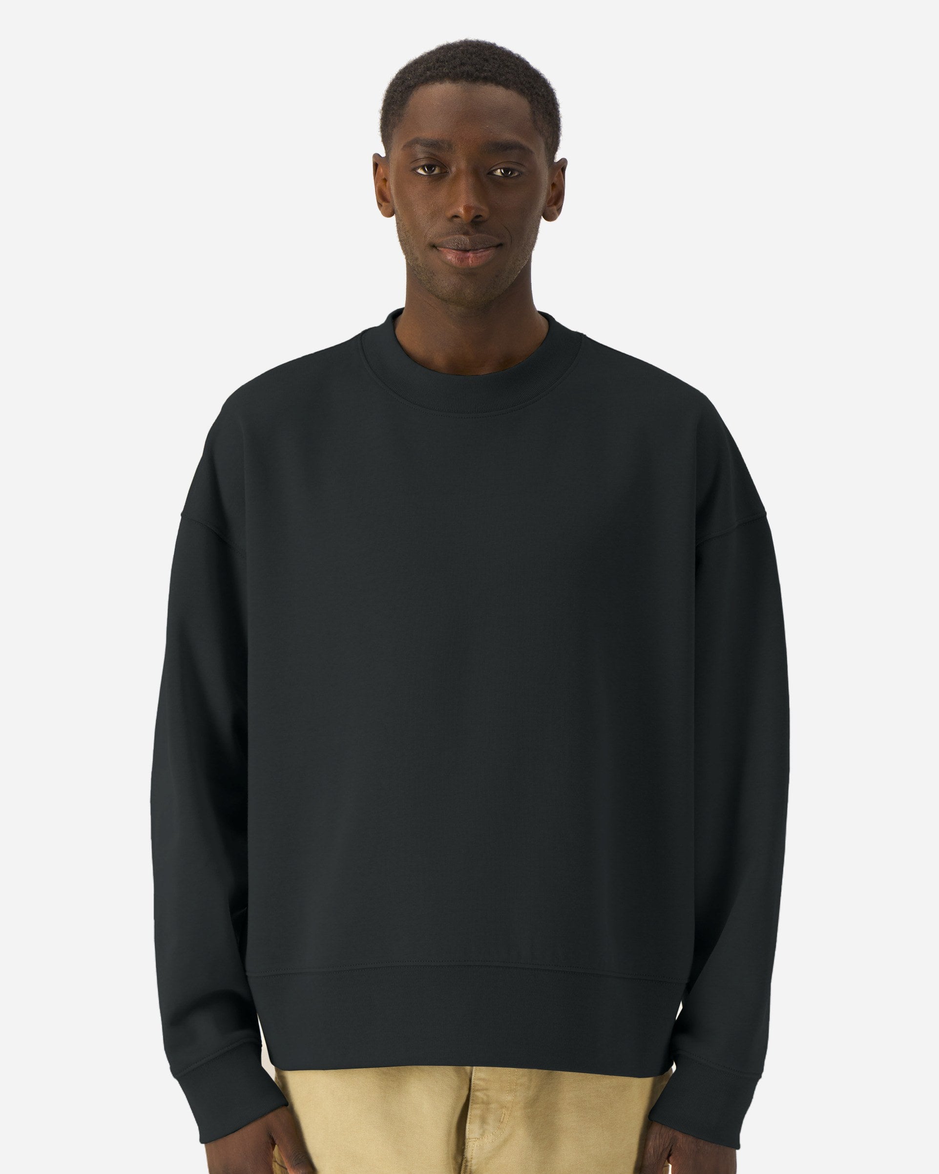 Sweat unisexe Ryler porté, coloris Black