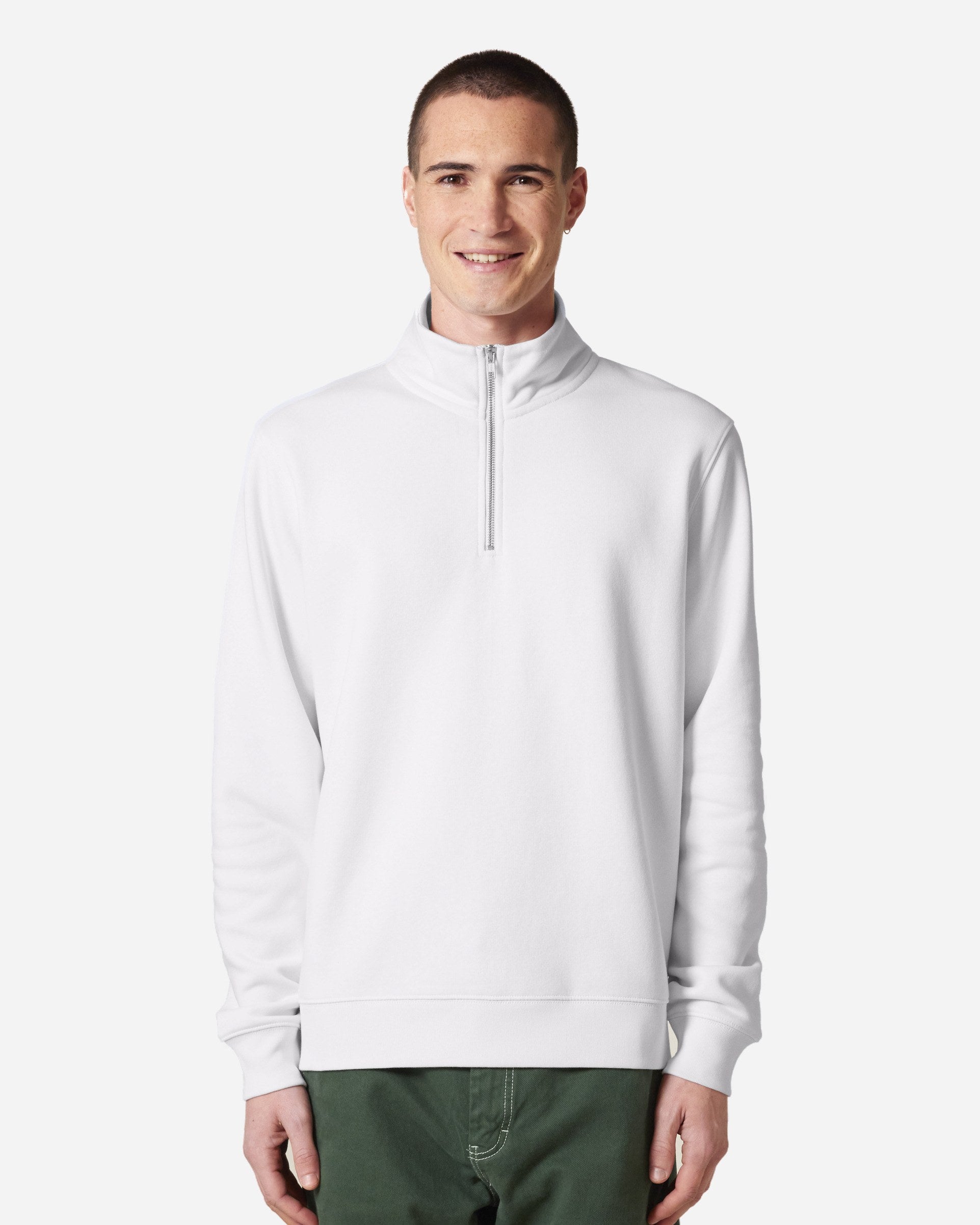 Sweat col zippé unisexe Trucker 2.0 porté, coloris White