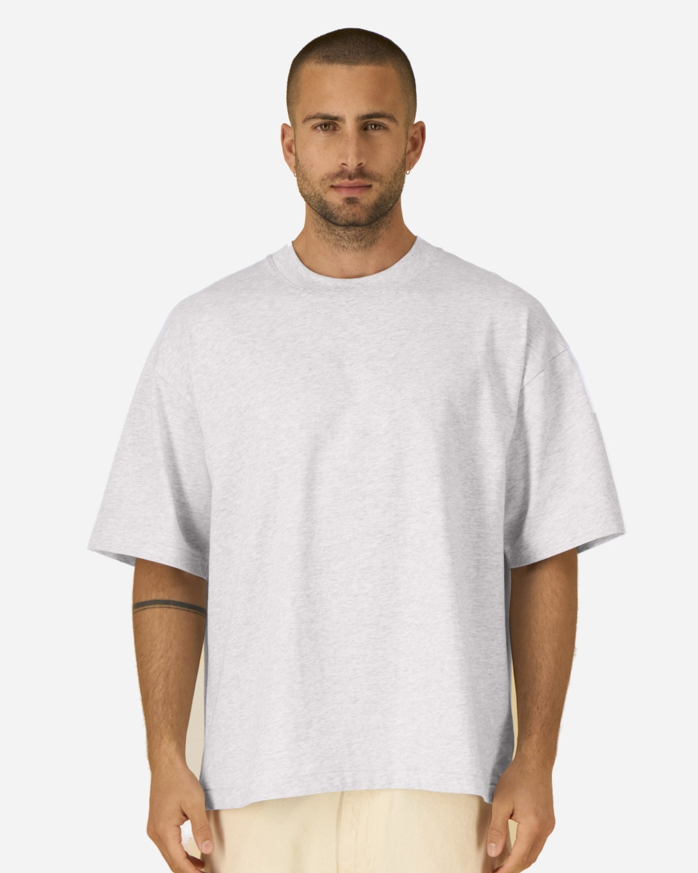T-shirt unisexe Asher porté, coloris Cool Heather Grey