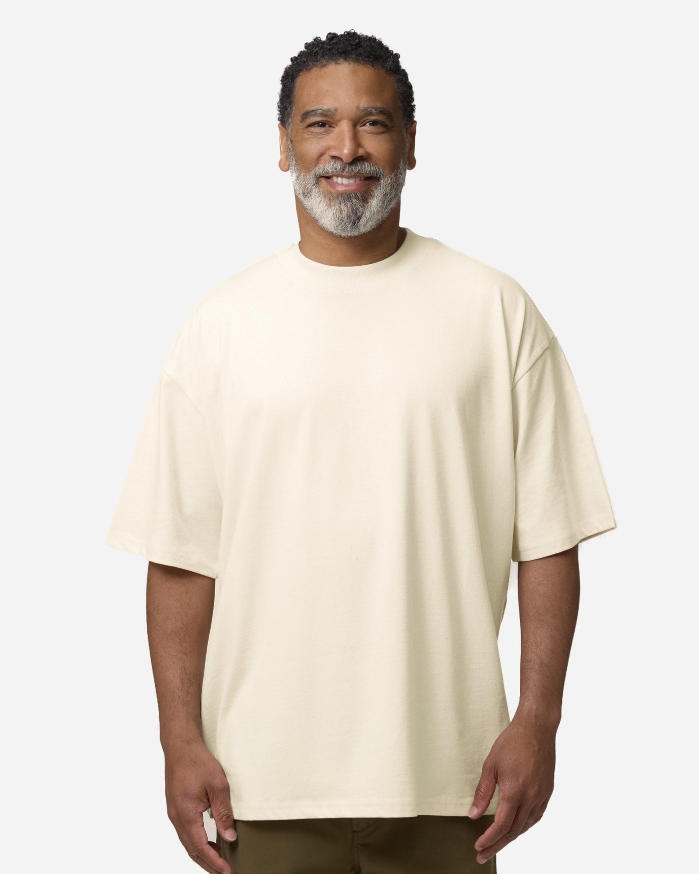T-shirt unisexe Blaster 2.0 porté, coloris Cream