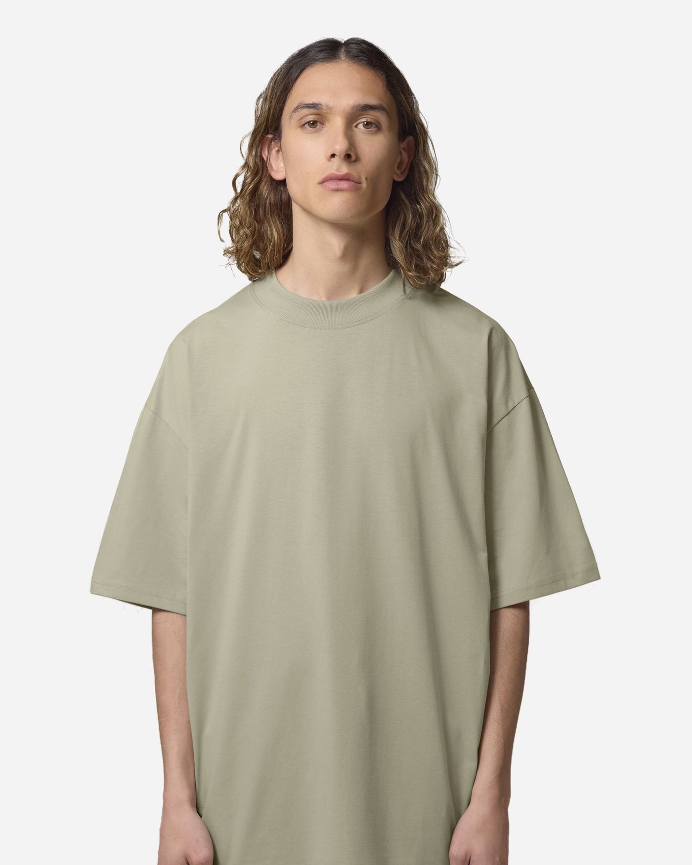 T-shirt unisexe Blaster 2.0 porté, coloris Stone
