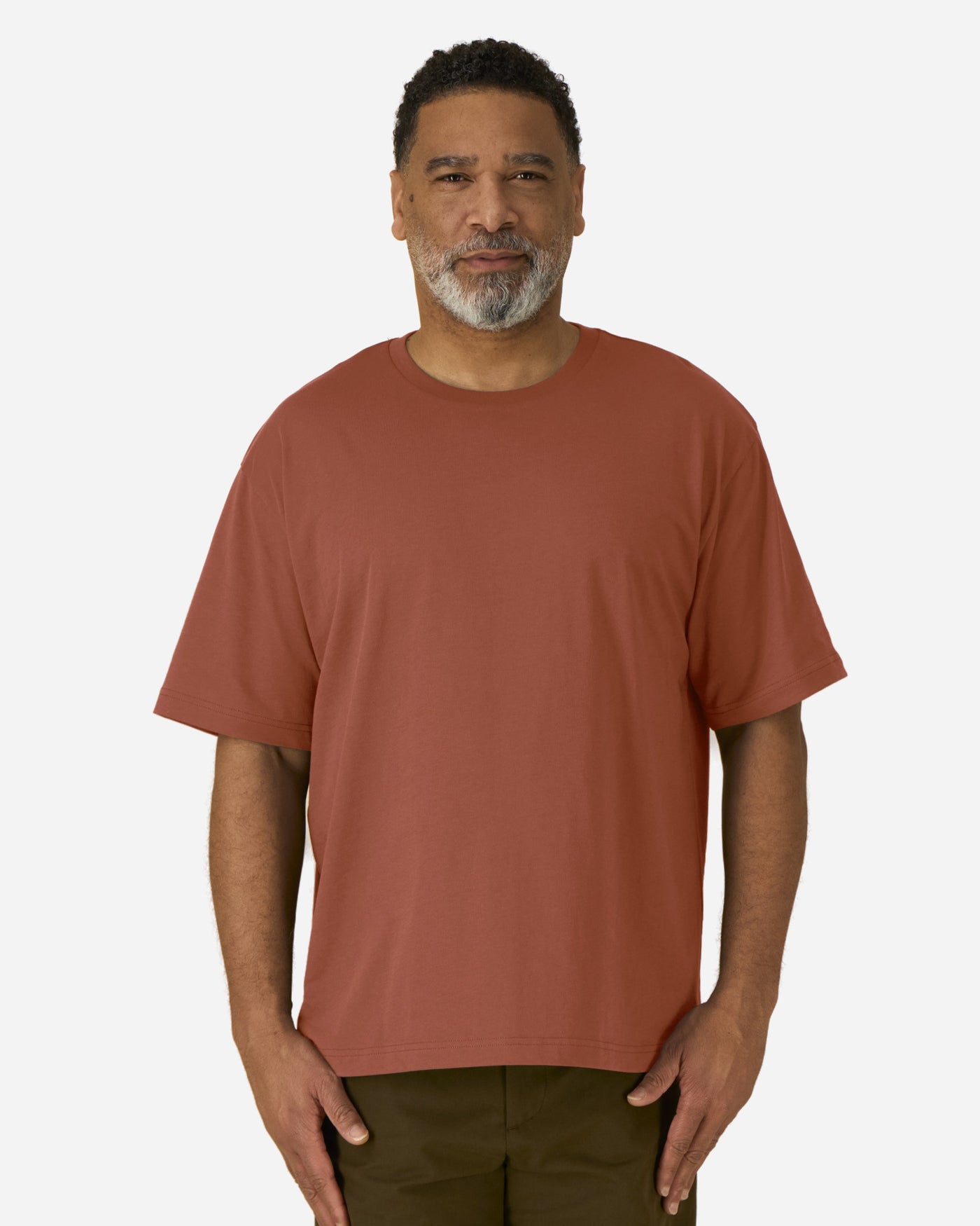 T-shirt unisexe Breezer porté, coloris Heritage Brown