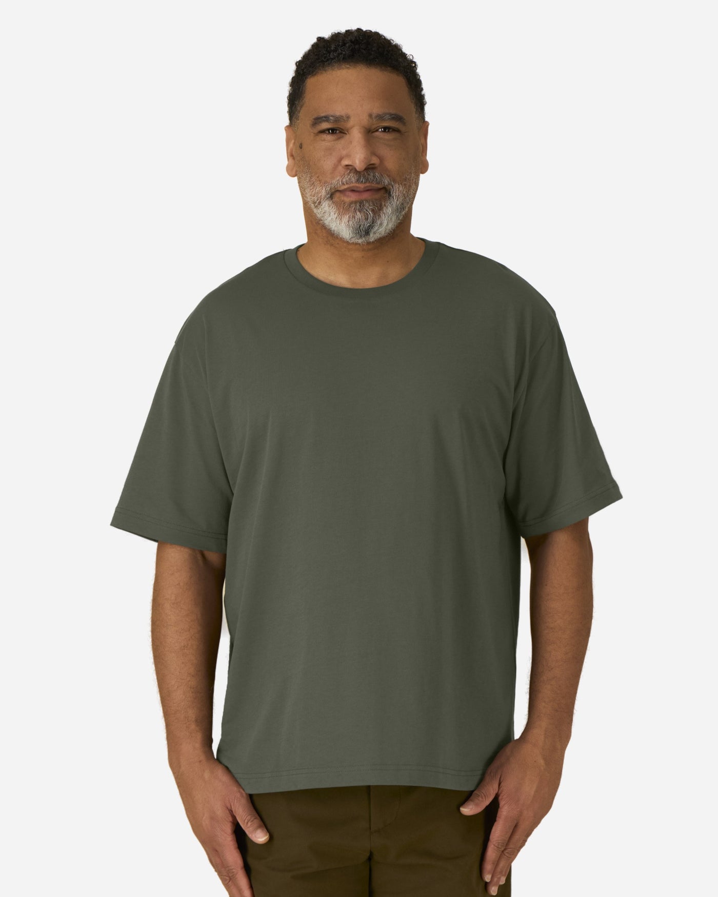 T-shirt unisexe Breezer porté, coloris Khaki