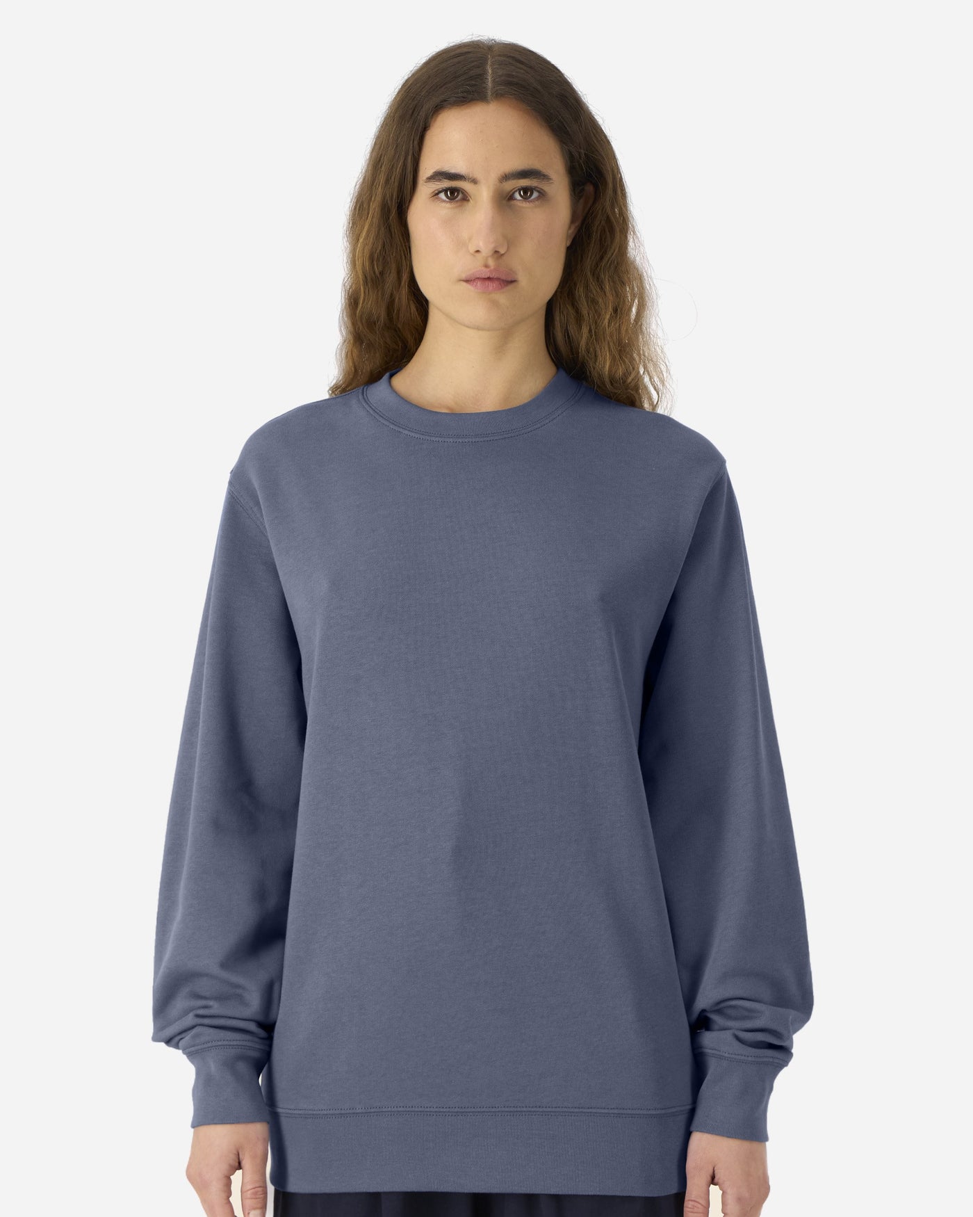 Sweat unisexe Changer 2.0 porté, coloris Blue Grey