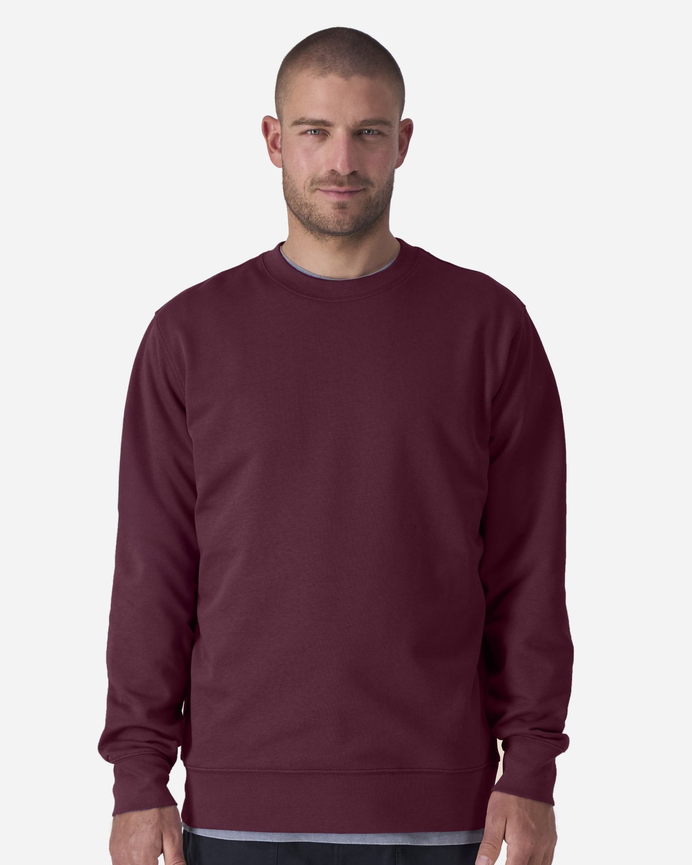 Sweat unisexe Changer 2.0 porté, coloris Deep Plum