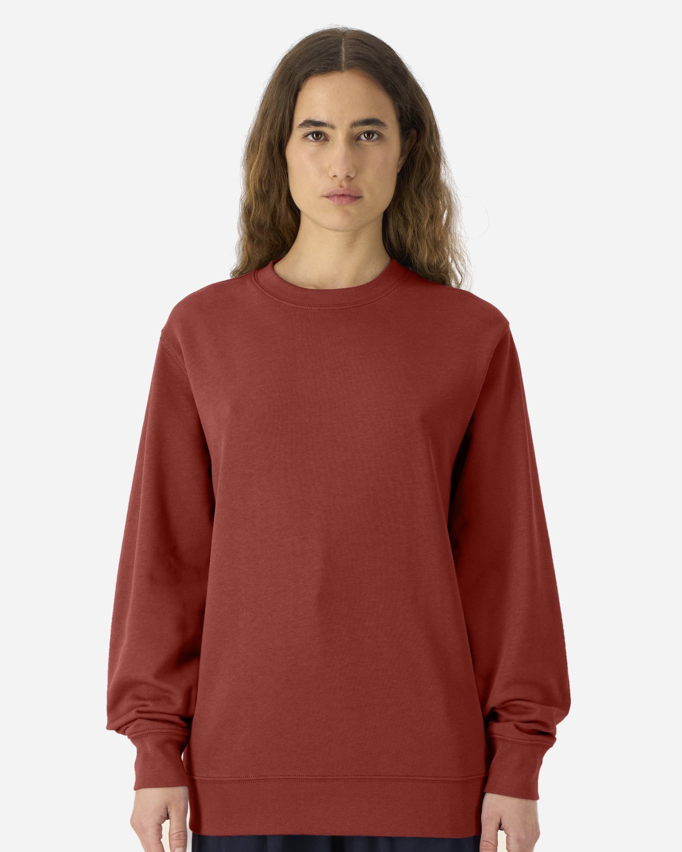 Sweat unisexe Changer 2.0 porté, coloris Earthy Red