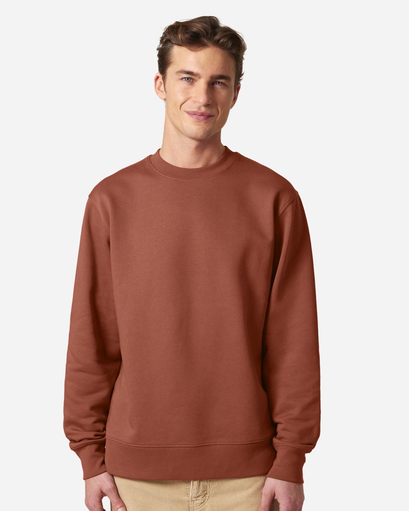 Sweat unisexe Changer 2.0 porté, coloris Heritage Brown