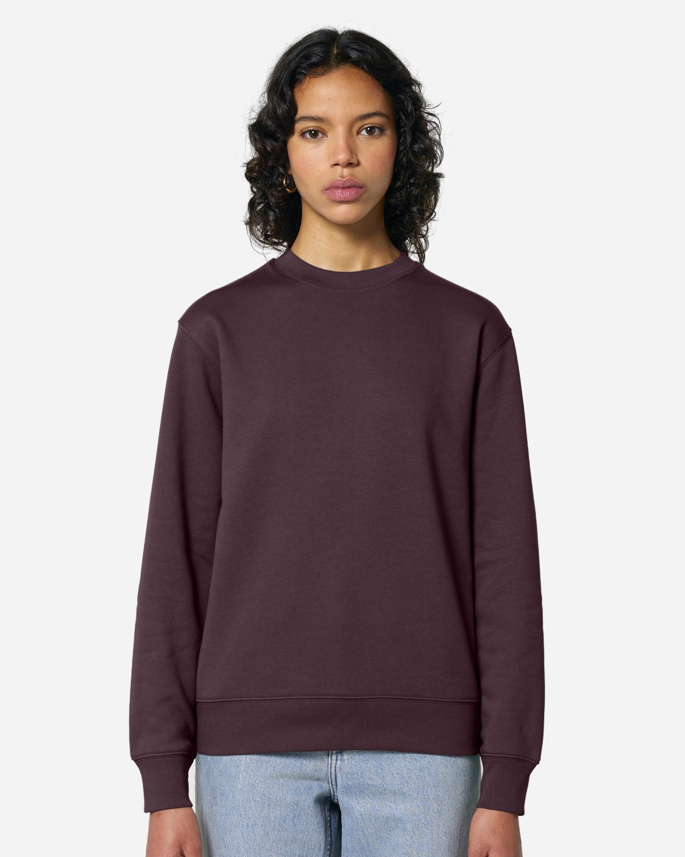 Sweat unisexe Changer 2.0 porté, coloris Red Brown