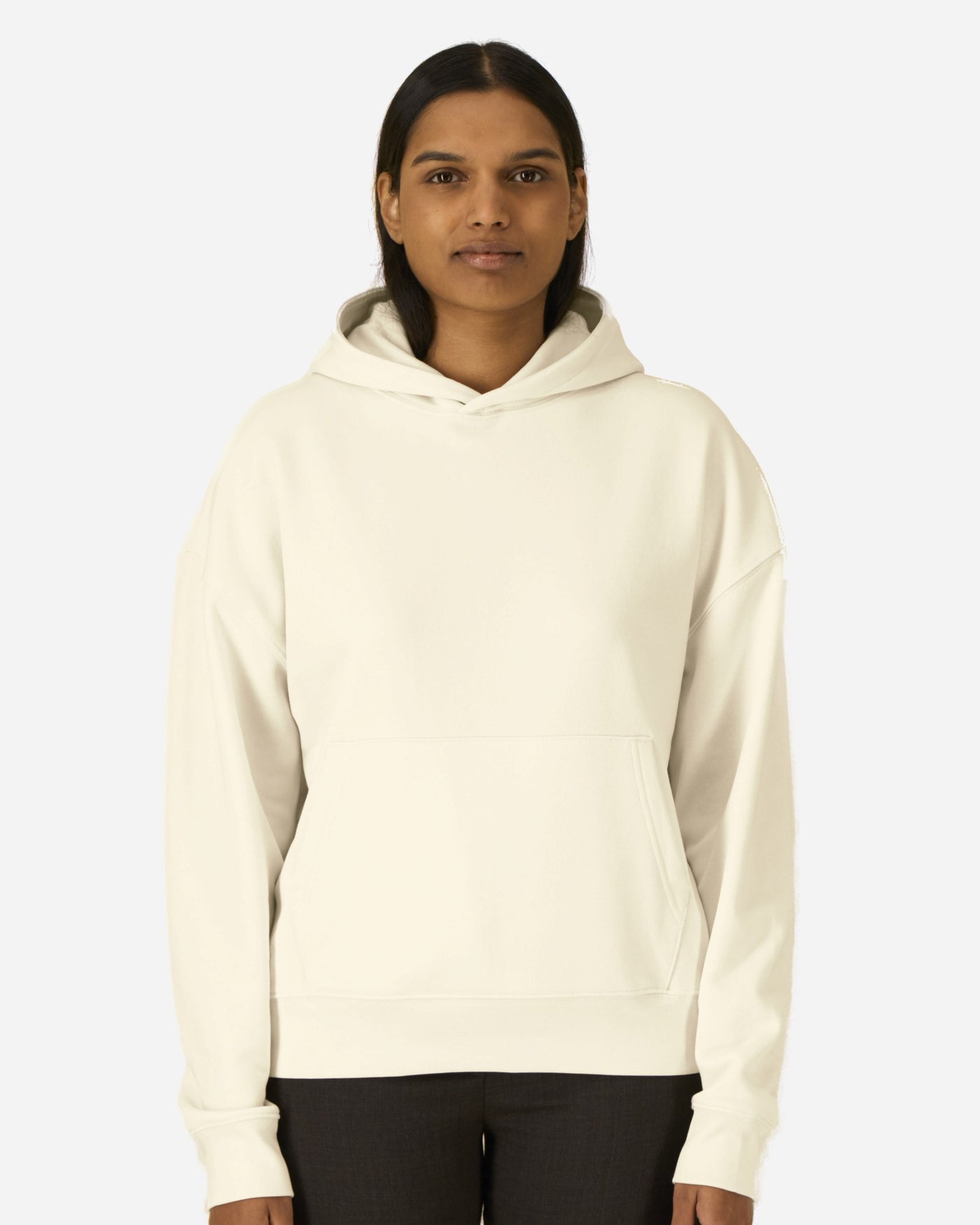 Sweat à capuche unisexe Chaser porté, coloris Cream