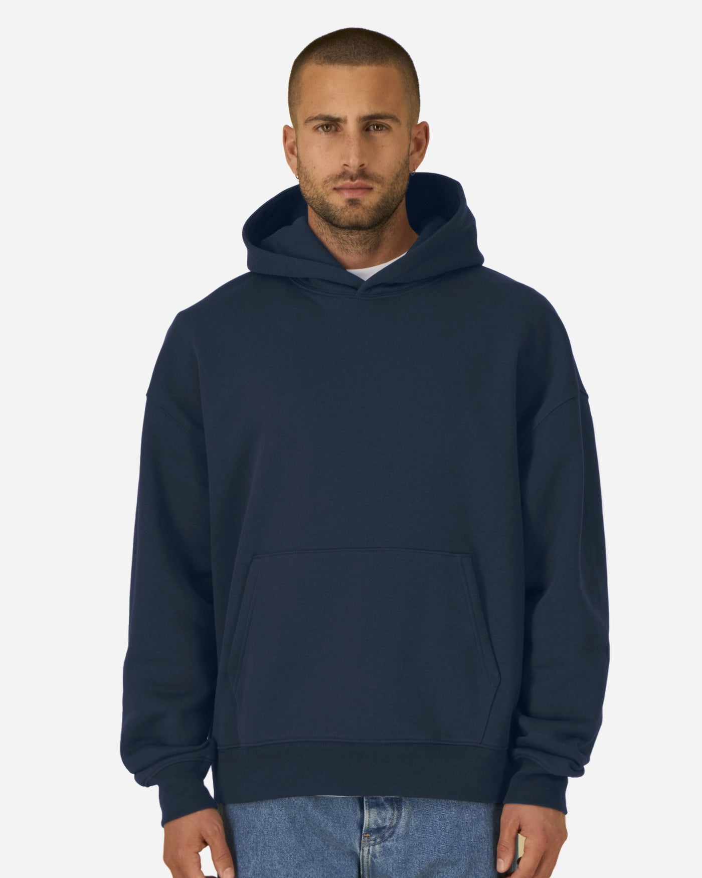 Sweat à capuche unisexe Chaser porté, coloris French Navy