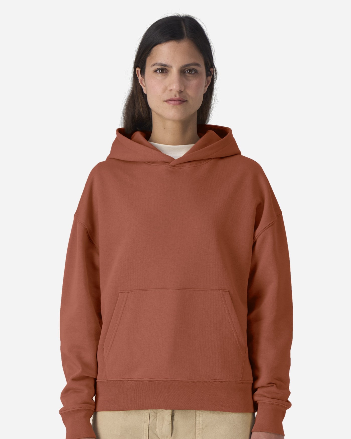 Sweat à capuche unisexe Chaser porté, coloris Heritage Brown