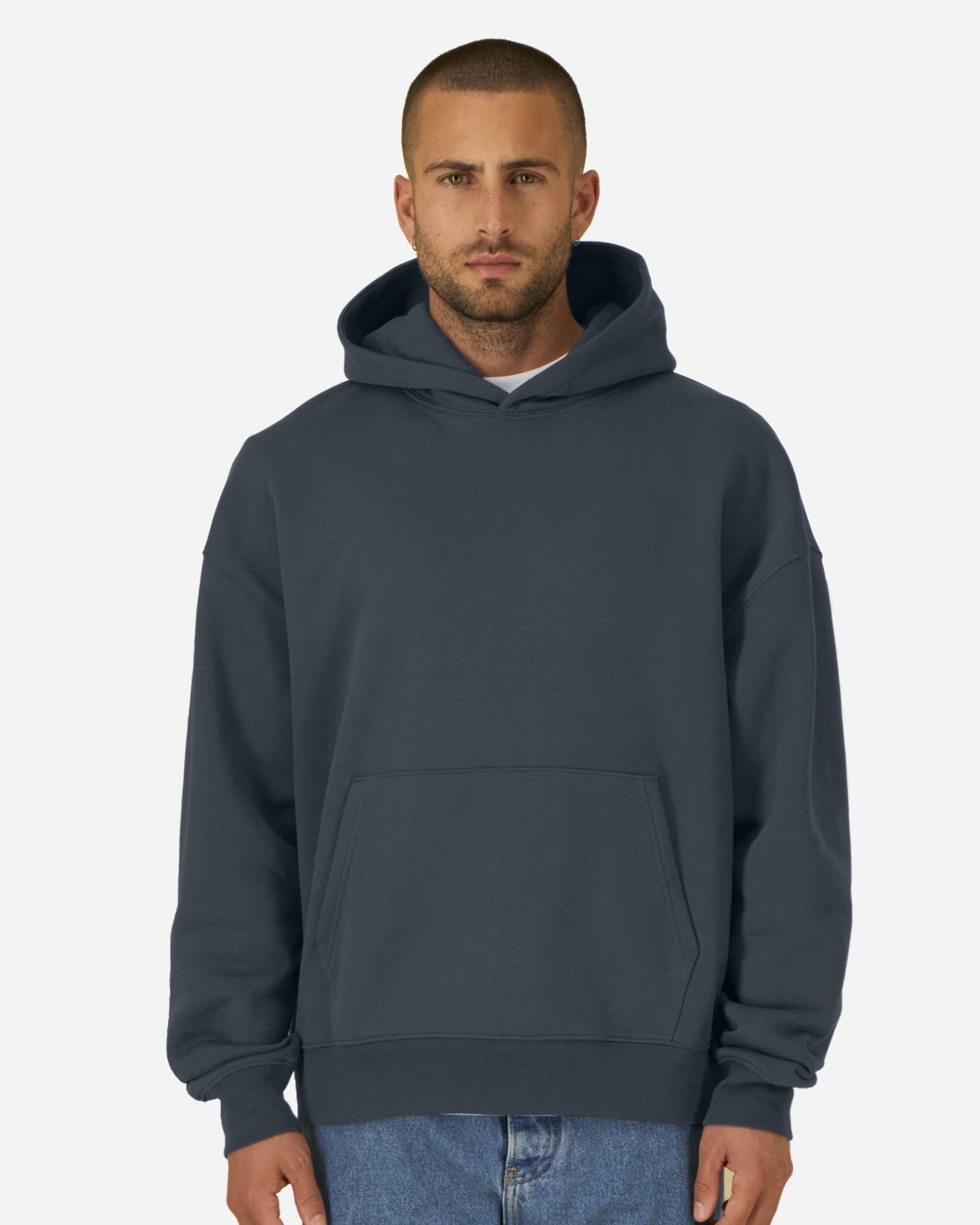 Sweat à capuche unisexe Chaser porté, coloris India Ink Grey