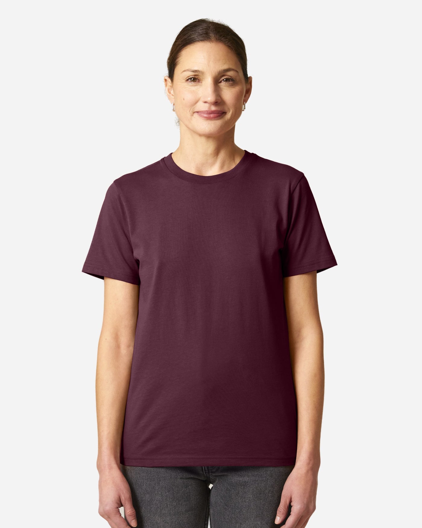T-shirt unisexe Crafter porté, coloris Deep Plum