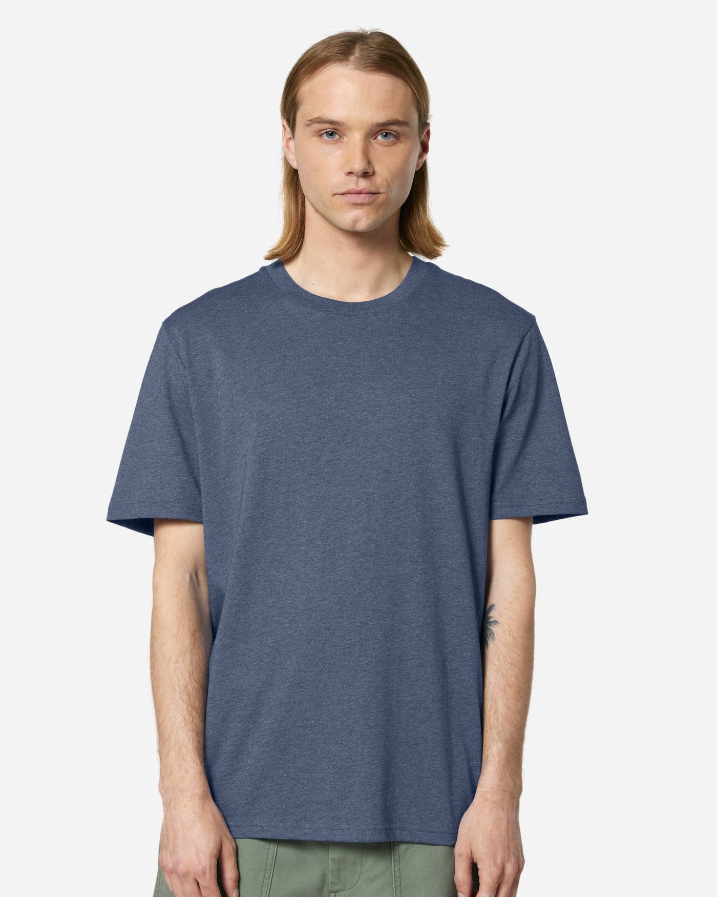 T-shirt unisexe Creator 2.0 porté, coloris Dark Heather Blue