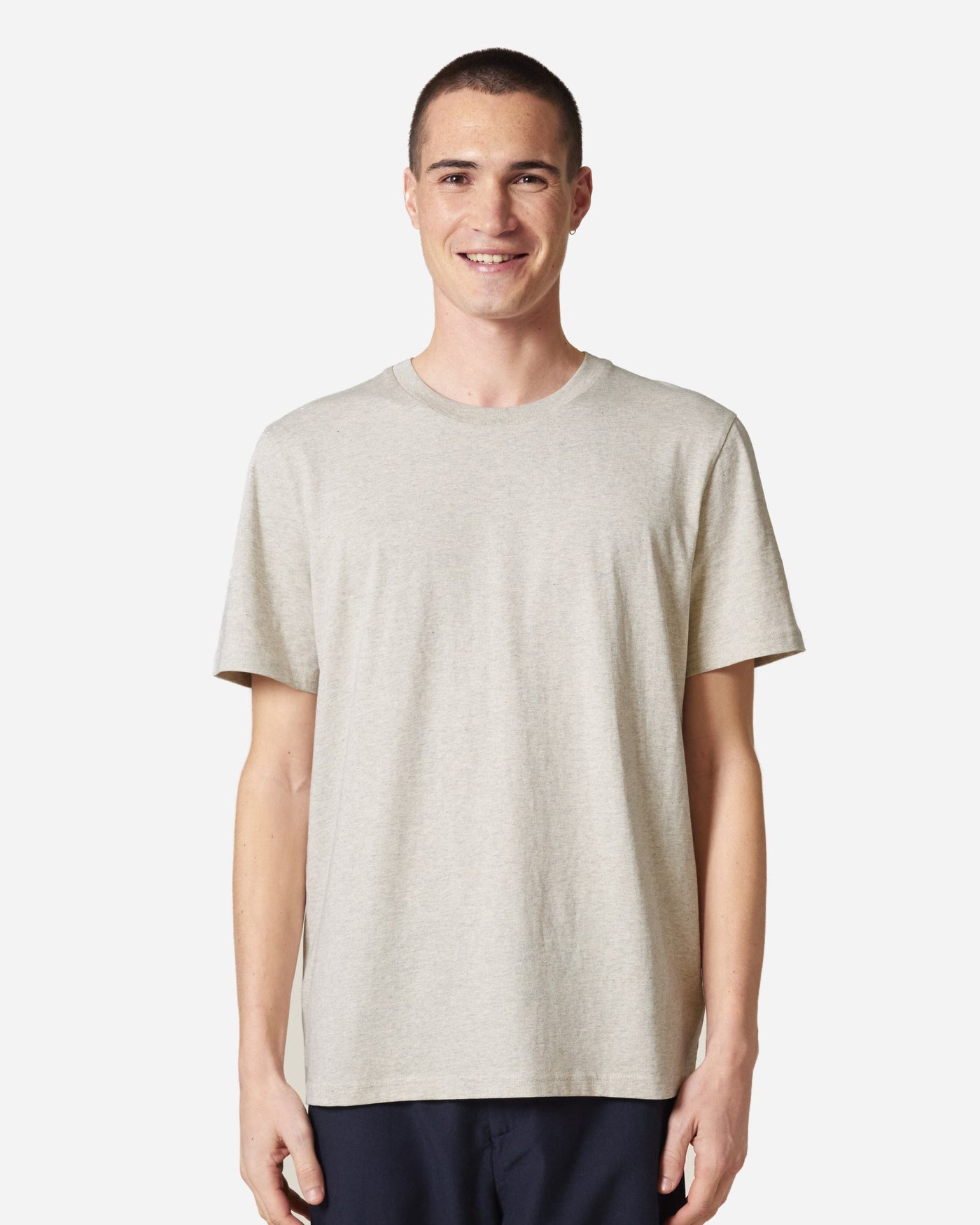 T-shirt unisexe Creator 2.0 porté, coloris Heather Haze