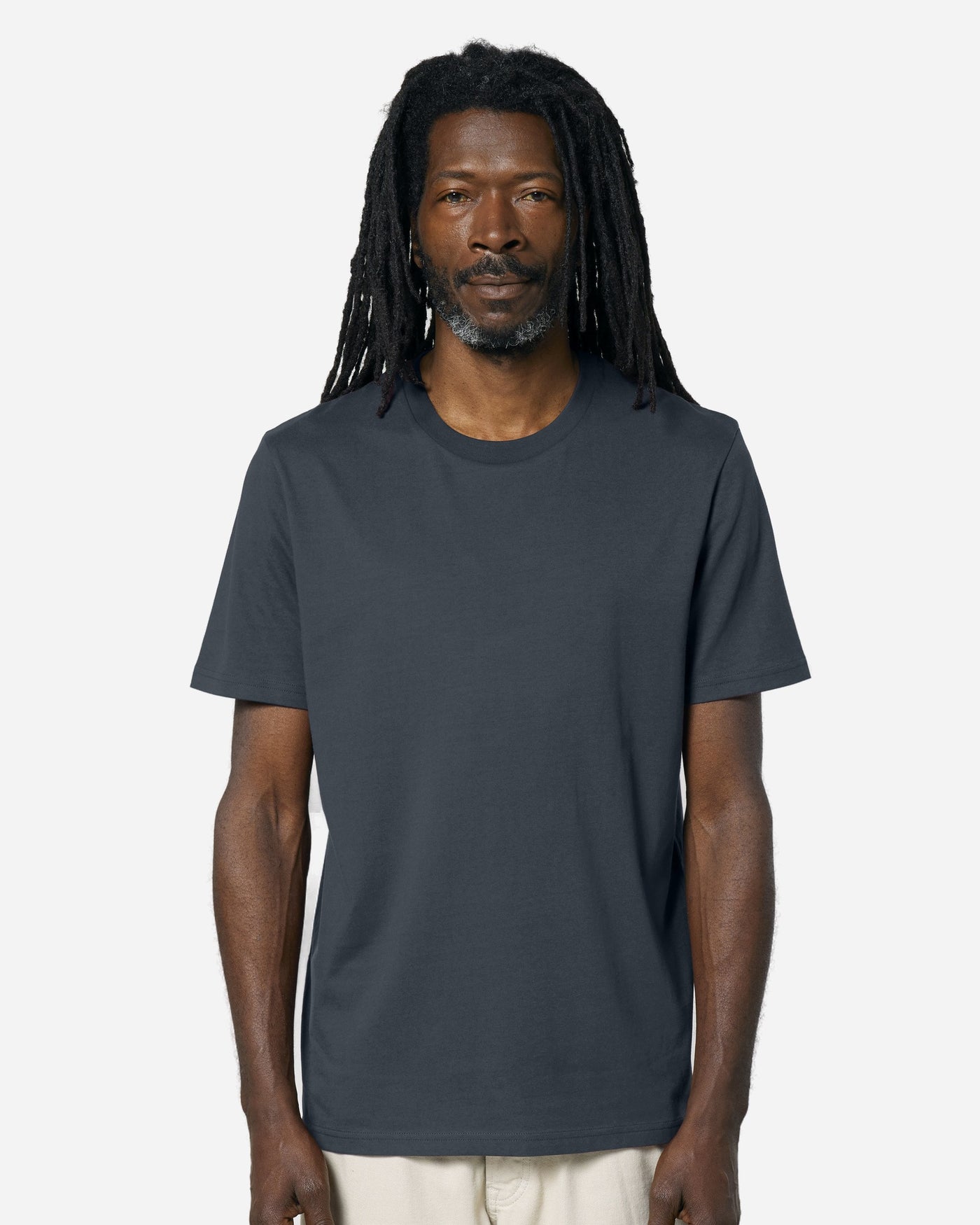 T-shirt unisexe Creator 2.0 porté, coloris India Ink Grey