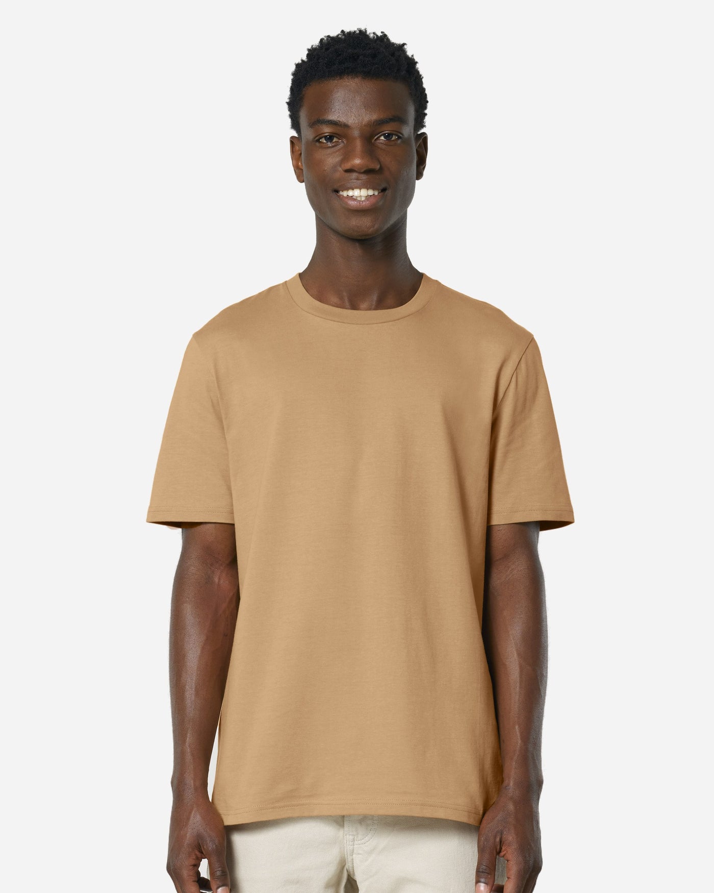 T-shirt unisexe Creator 2.0 porté, coloris Latte