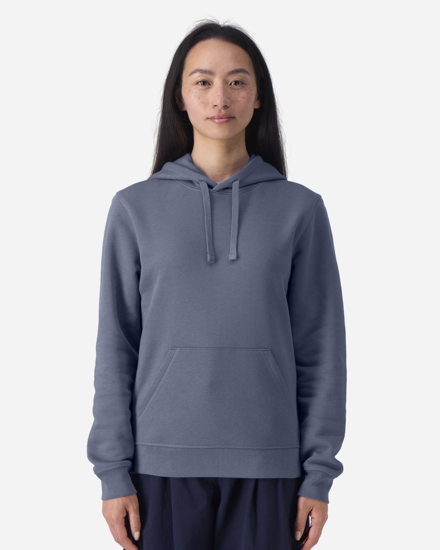 Sweat à capuche unisexe Drummer 2.0 porté, coloris Blue Grey