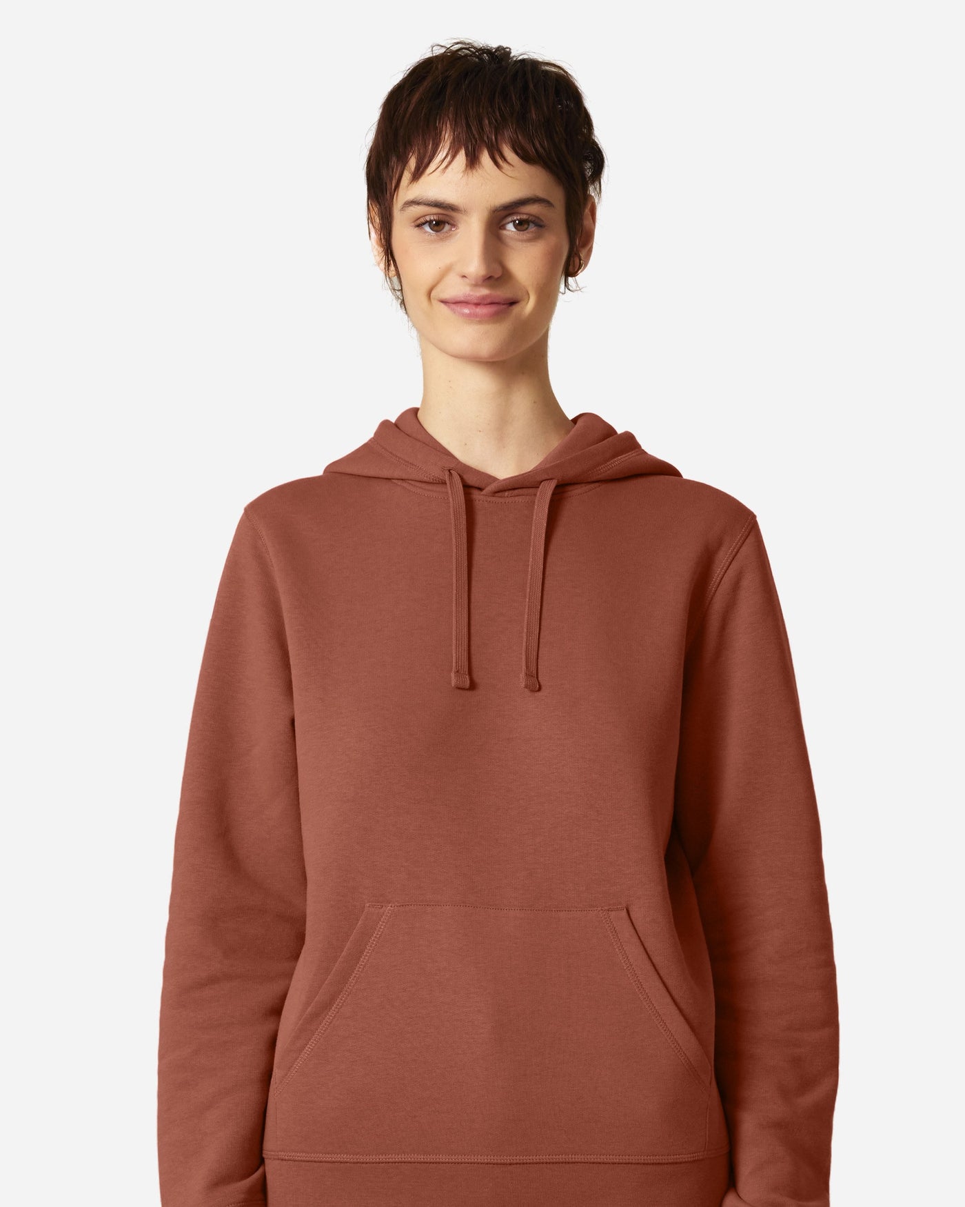 Sweat à capuche unisexe Drummer 2.0 porté, coloris Heritage Brown