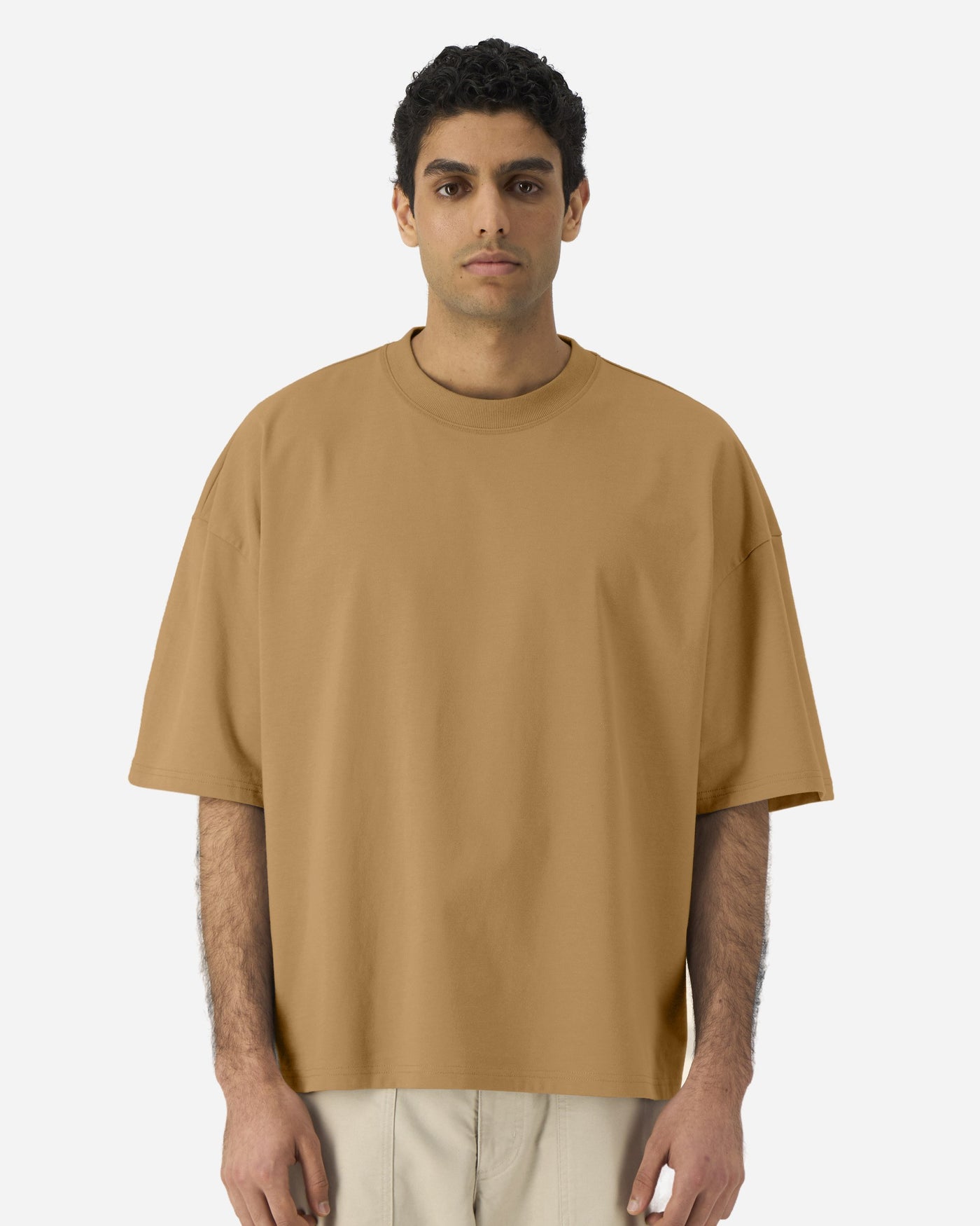 T-shirt unisexe Hypster porté, coloris Grounded Beige