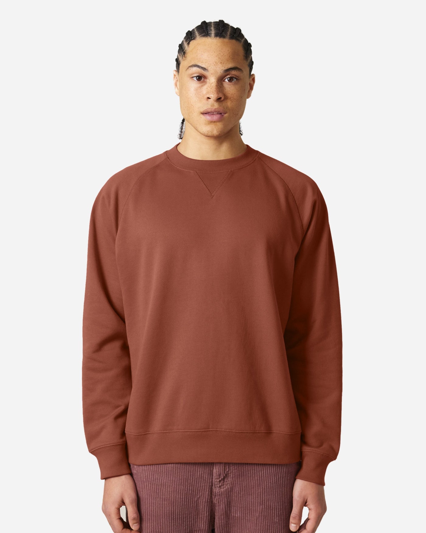 Sweat unisexe Knoxer porté, coloris Heritage Brown