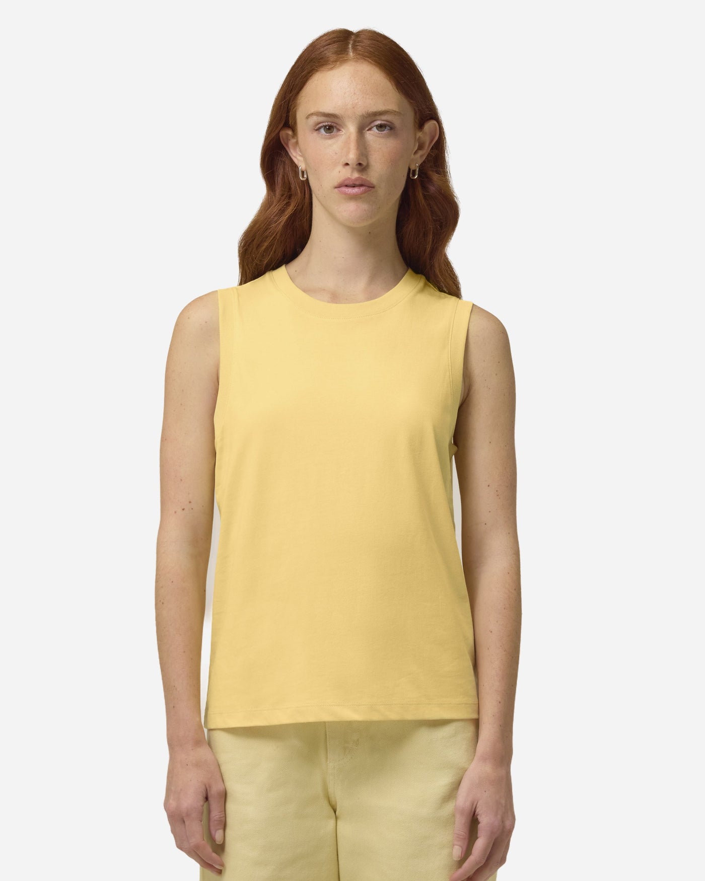 Débardeur femme Stella Mia porté, coloris Viva Yellow