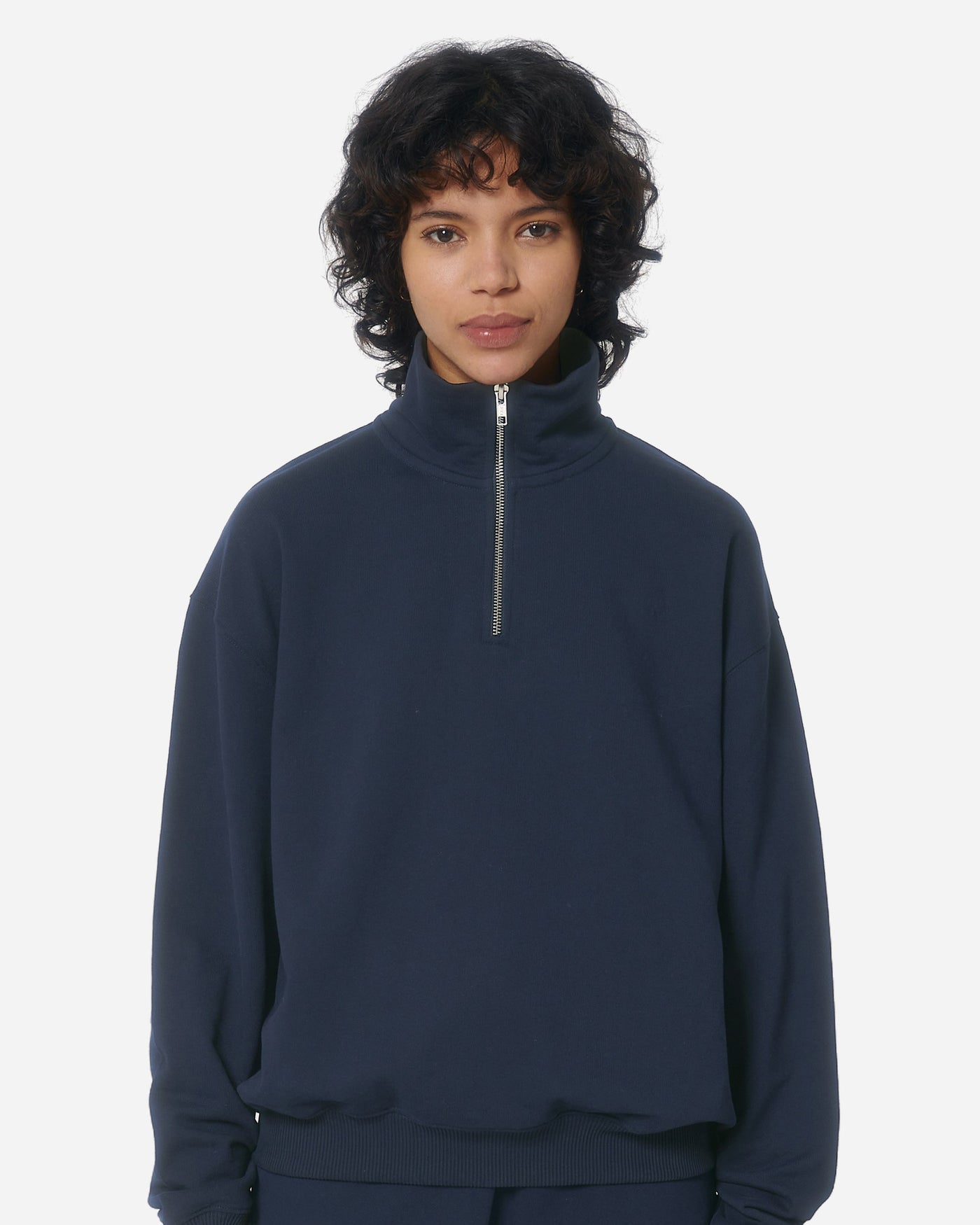 Sweat col zippé unisexe Miller Dry porté, coloris French Navy