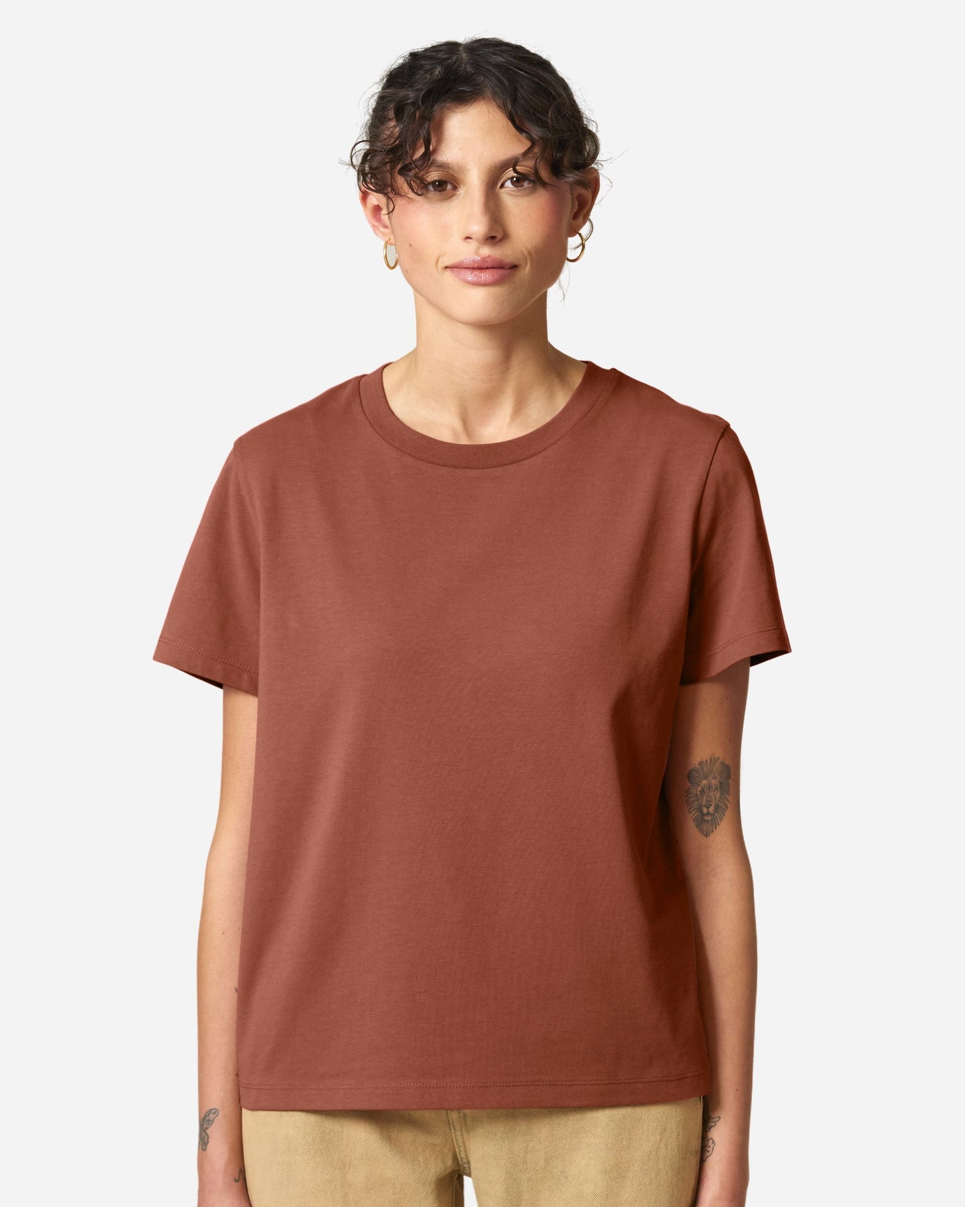 T-shirt femme Stella Muser porté, coloris Heritage Brown