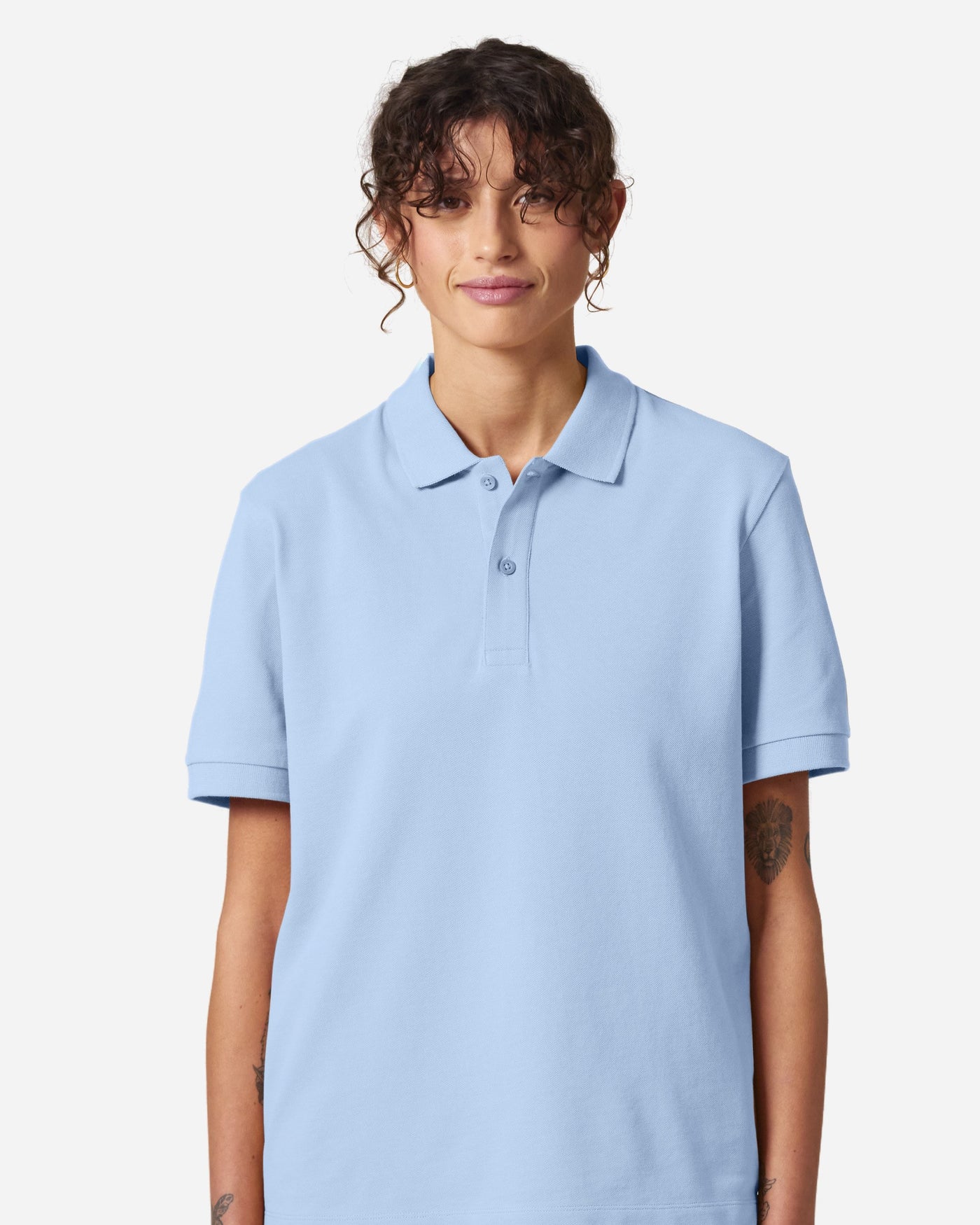 Polo unisexe Prepster 2.0 porté, coloris Blue Soul