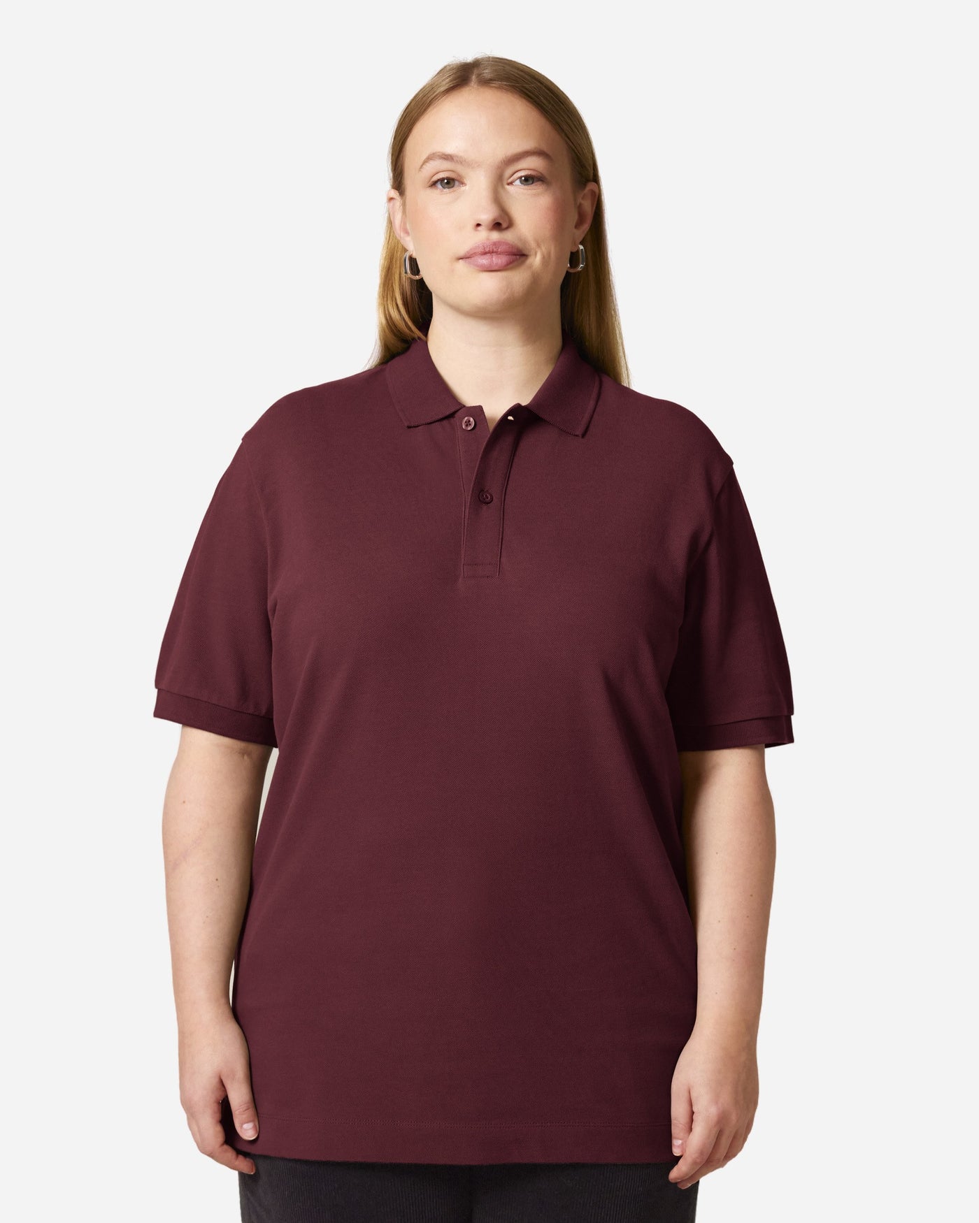Polo unisexe Prepster 2.0 porté, coloris Burgundy