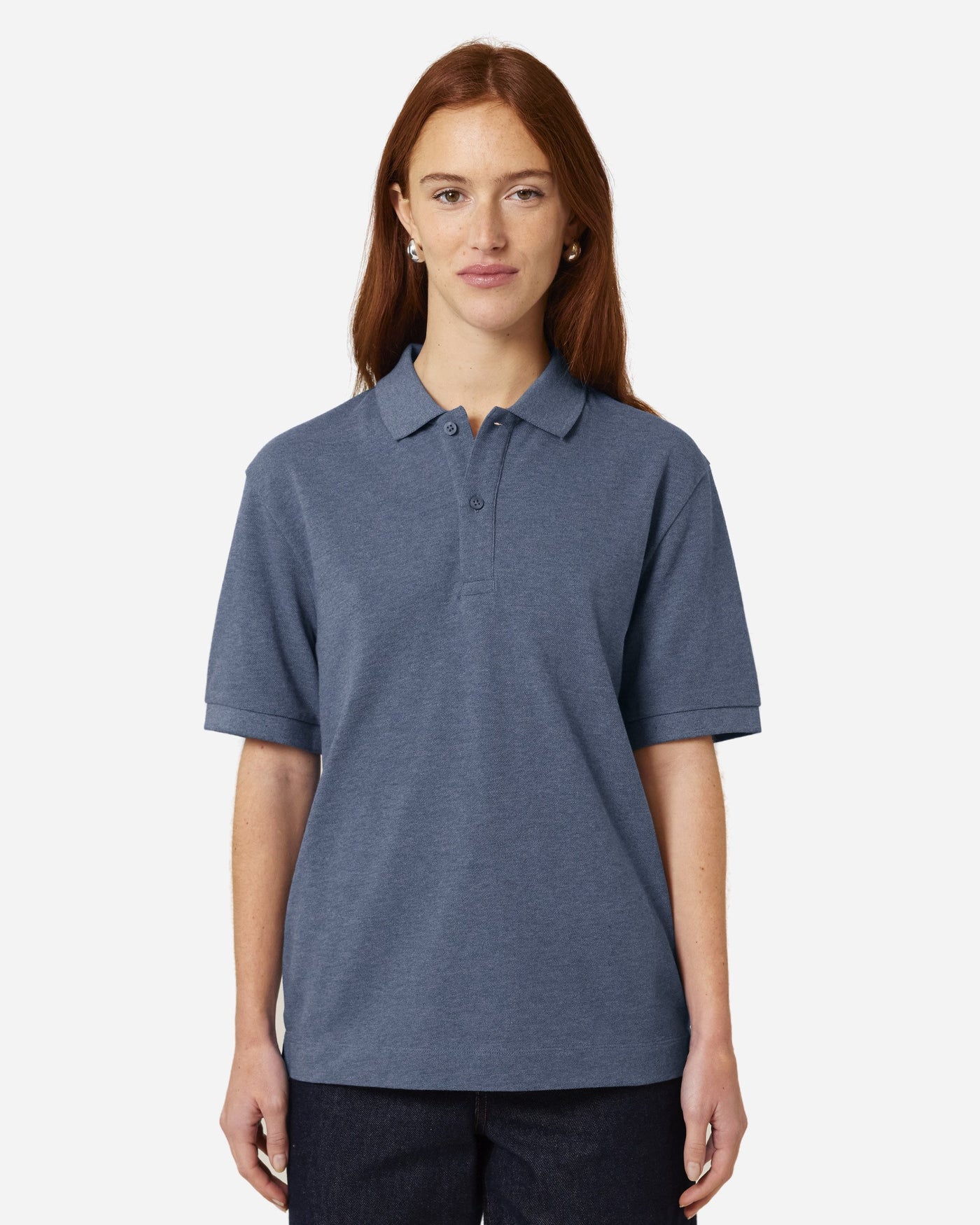 Polo unisexe Prepster 2.0 porté, coloris Dark Heather Blue