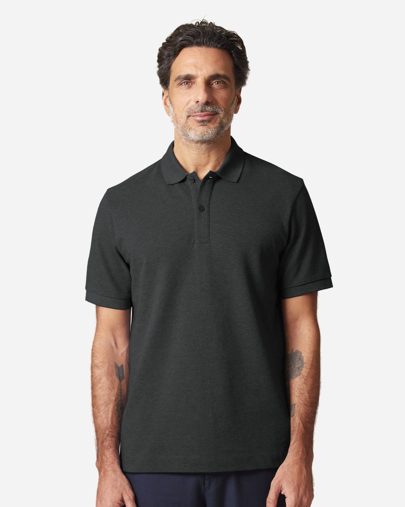 Polo unisexe Prepster 2.0 porté, coloris Dark Heather Grey