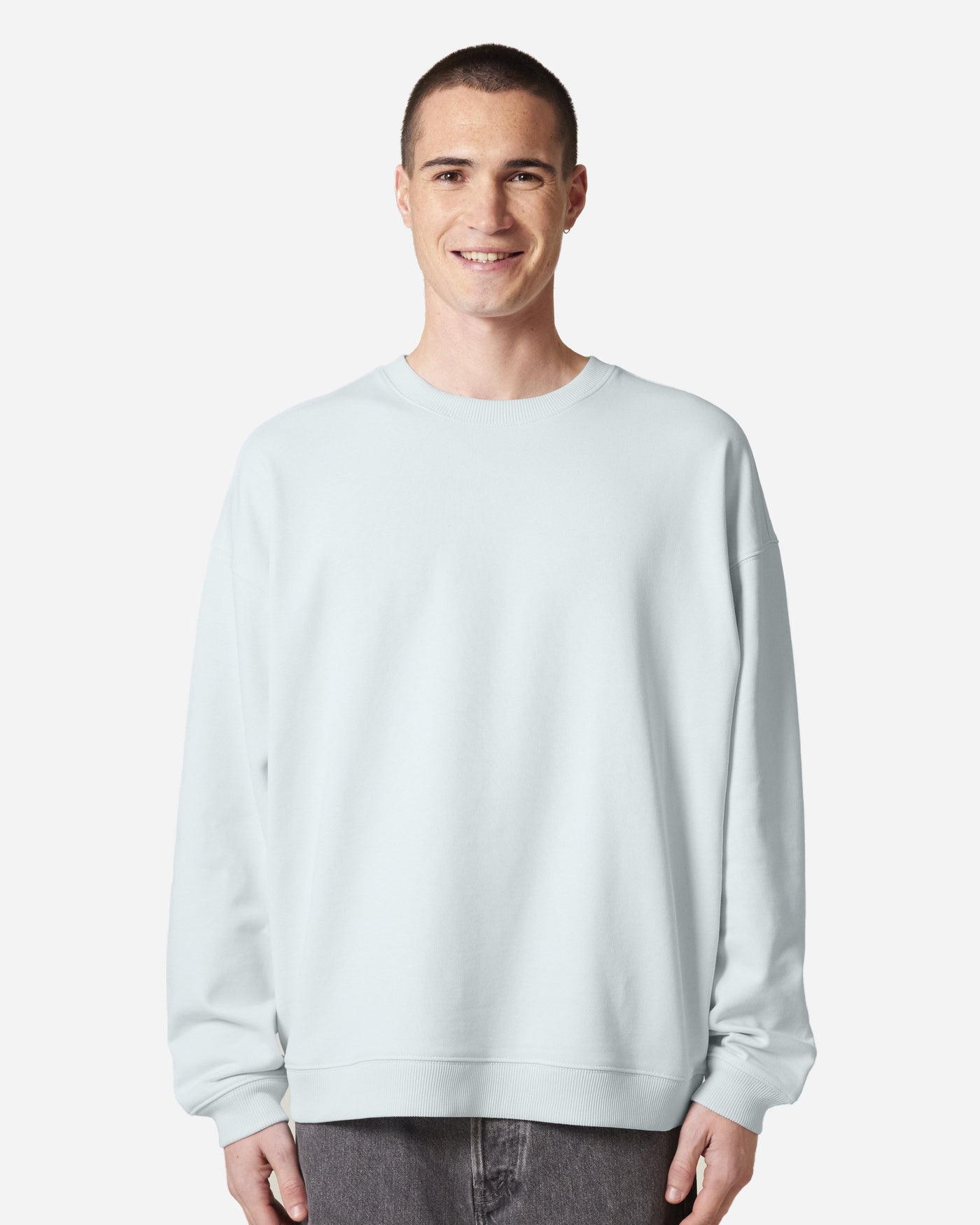 Sweat unisexe Radder 2.0 porté, coloris Blue Ice
