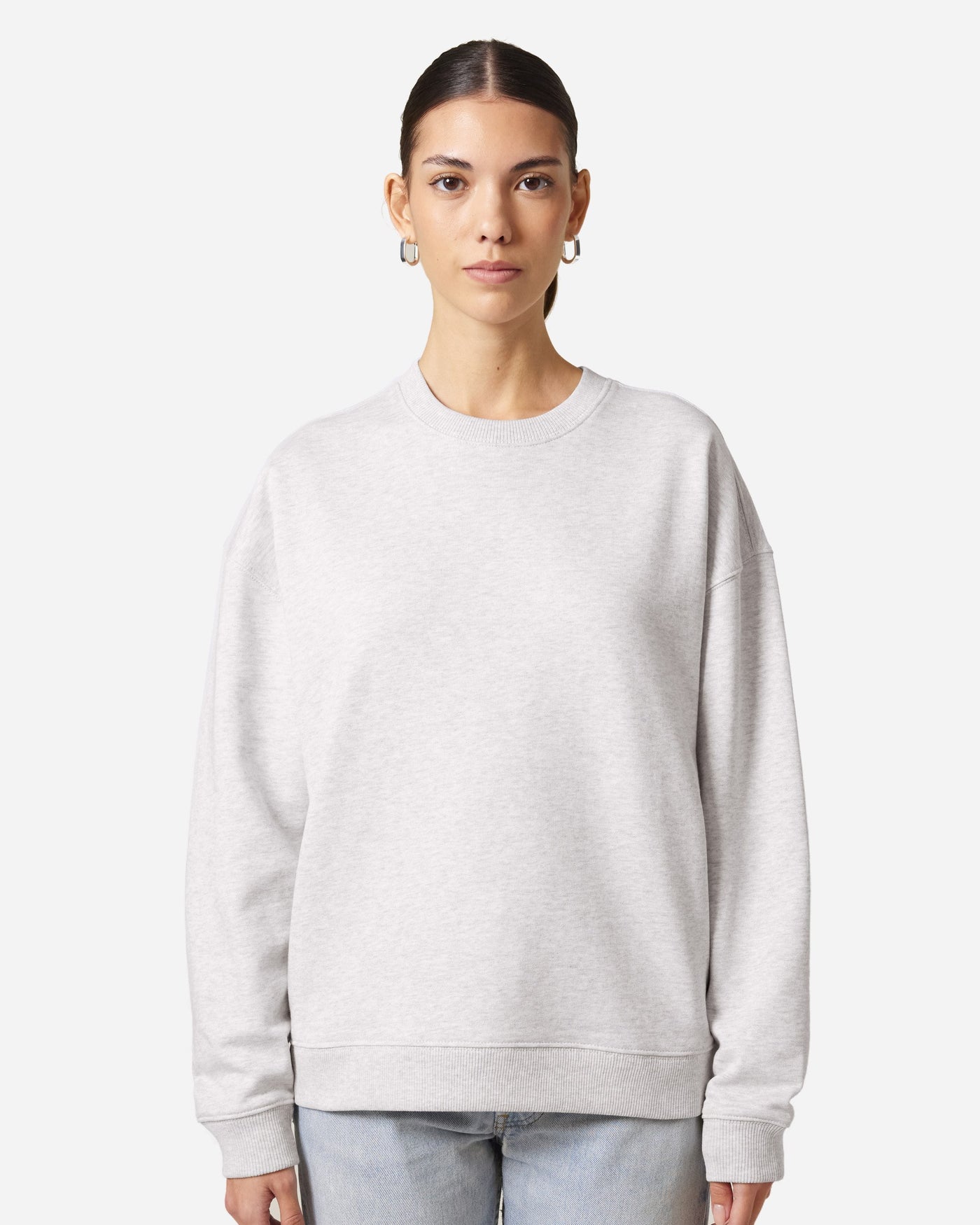 Sweat unisexe Radder 2.0 porté, coloris Cool Heather Grey