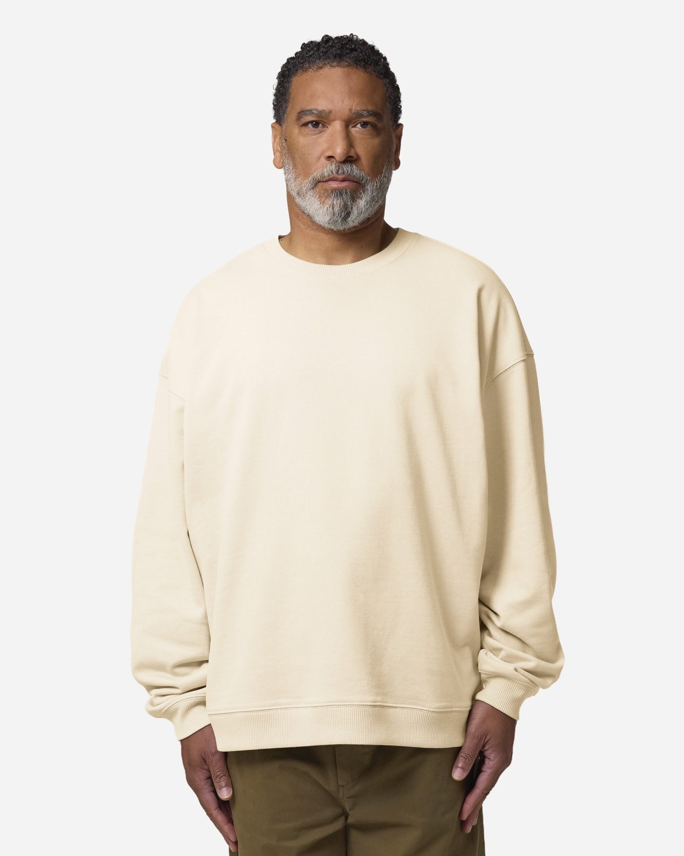 Sweat unisexe Radder 2.0 porté, coloris Cream