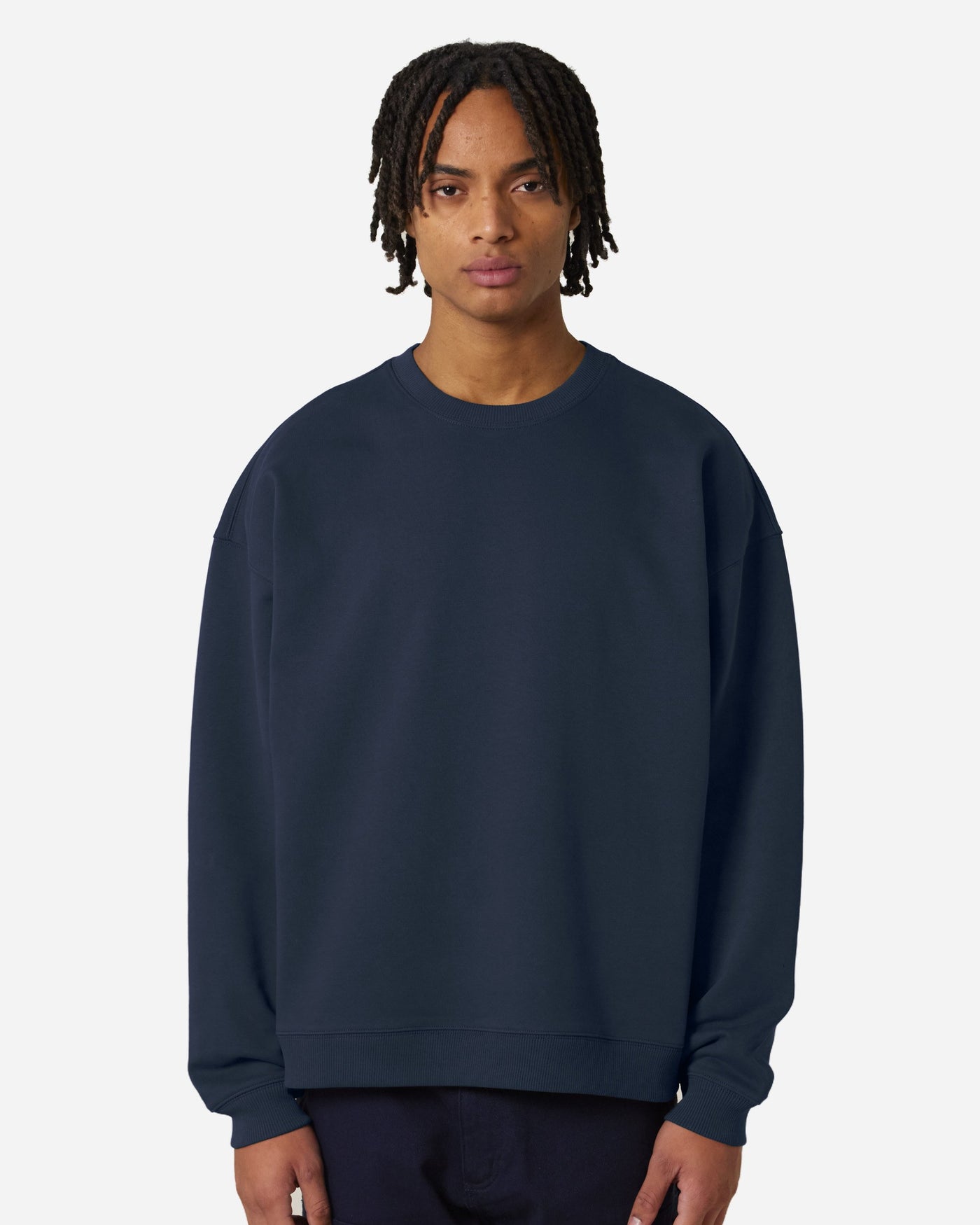 Sweat unisexe Radder 2.0 porté, coloris French Navy