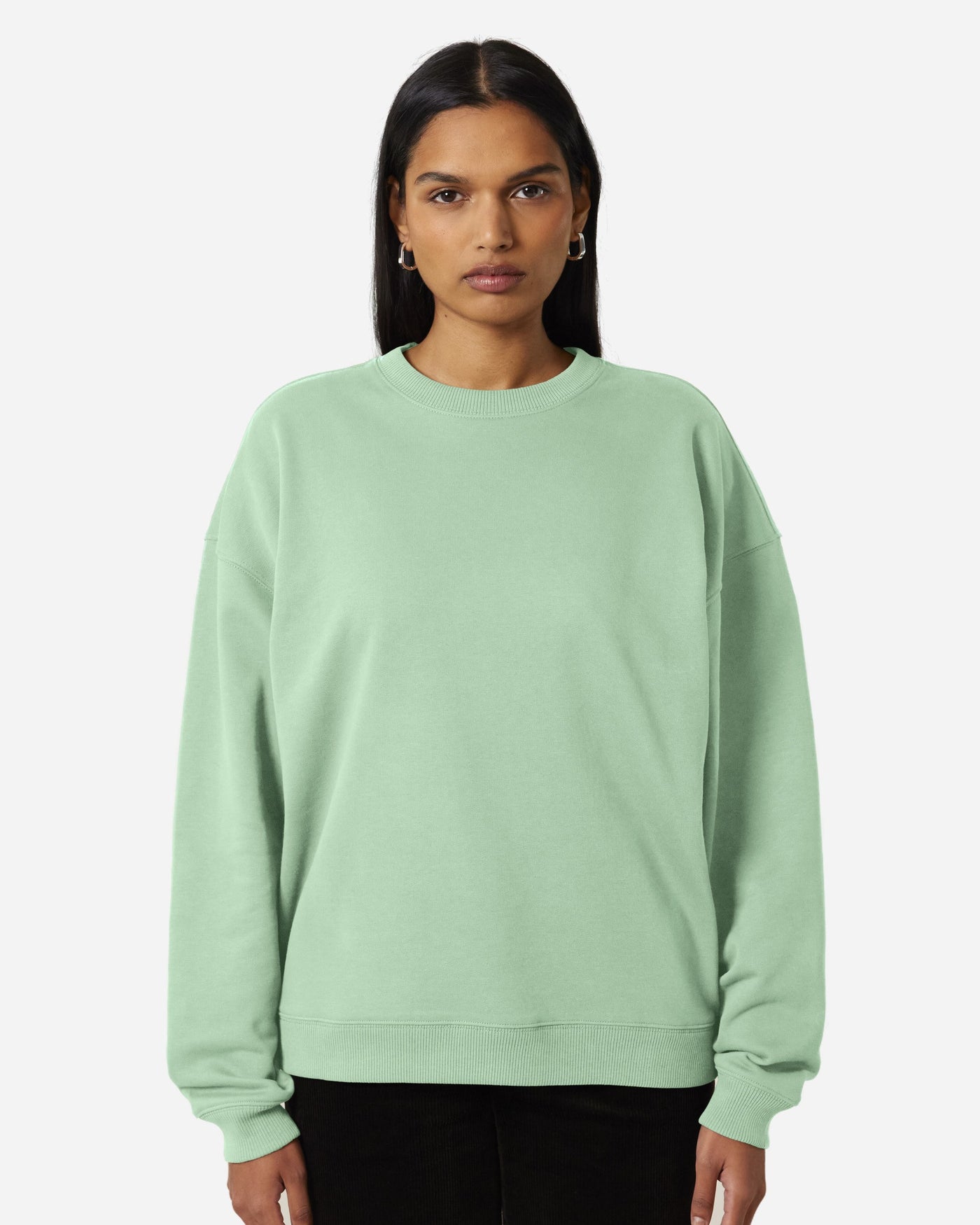 Sweat unisexe Radder 2.0 porté, coloris Misty Jade