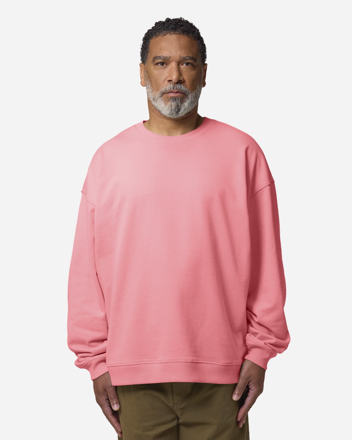 Sweat unisexe Radder 2.0 porté, coloris Pink Joy