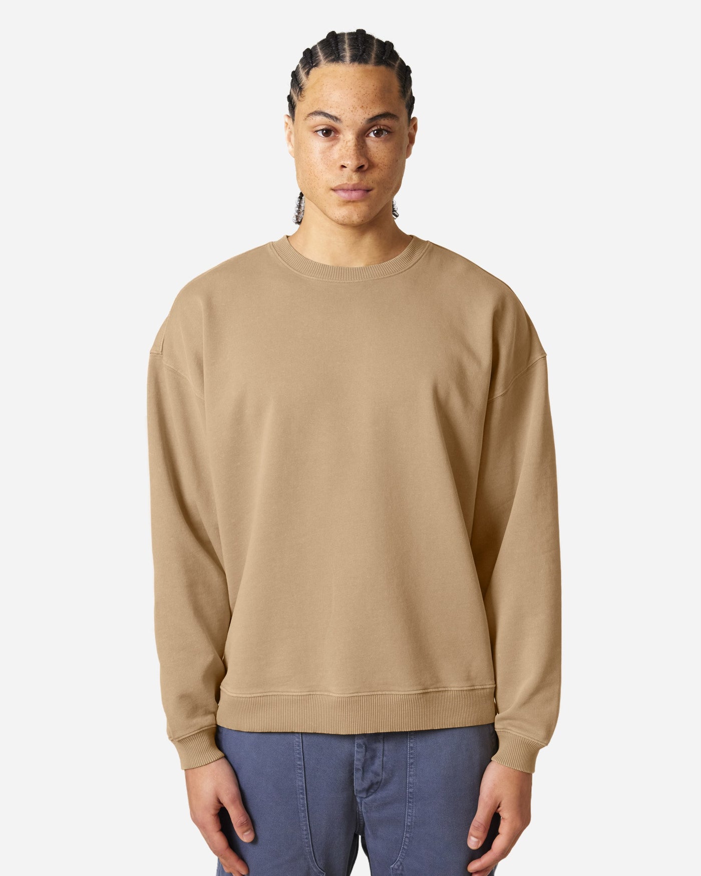 Sweat unisexe Radder 2.0 Vintage porté, coloris G.Dyed Latte