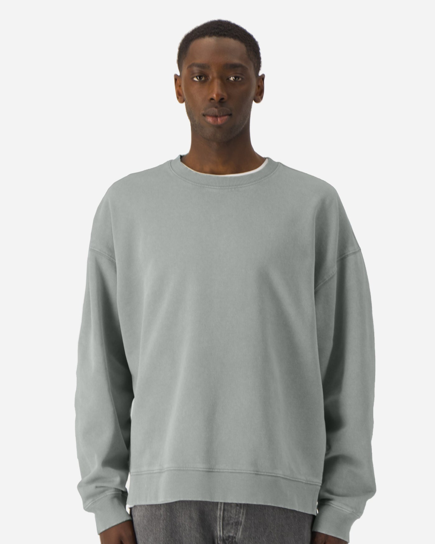 Sweat unisexe Radder 2.0 Vintage porté, coloris G. Dyed Misty Grey