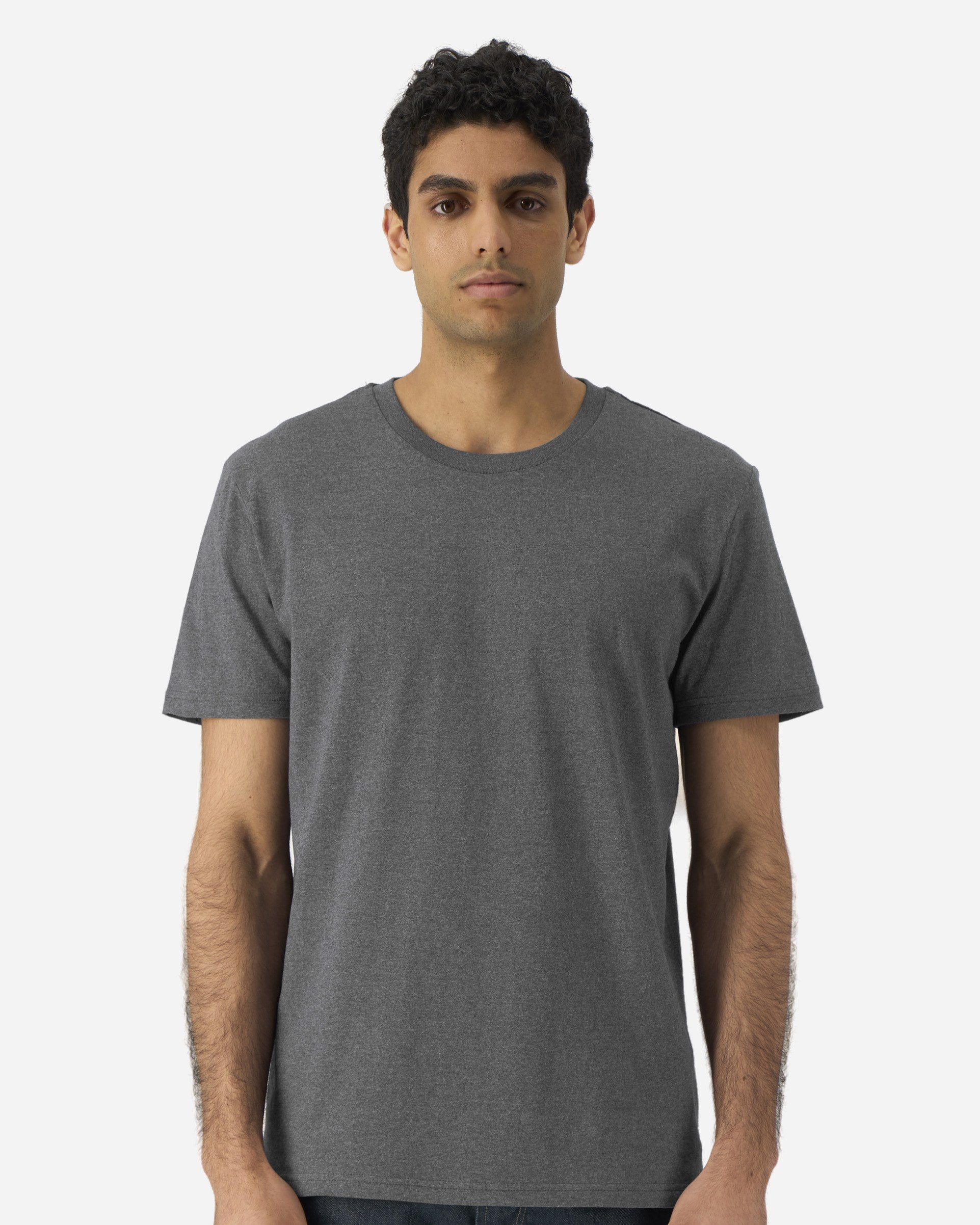 T-shirt unisexe RE-Creator porté, coloris RE-Black