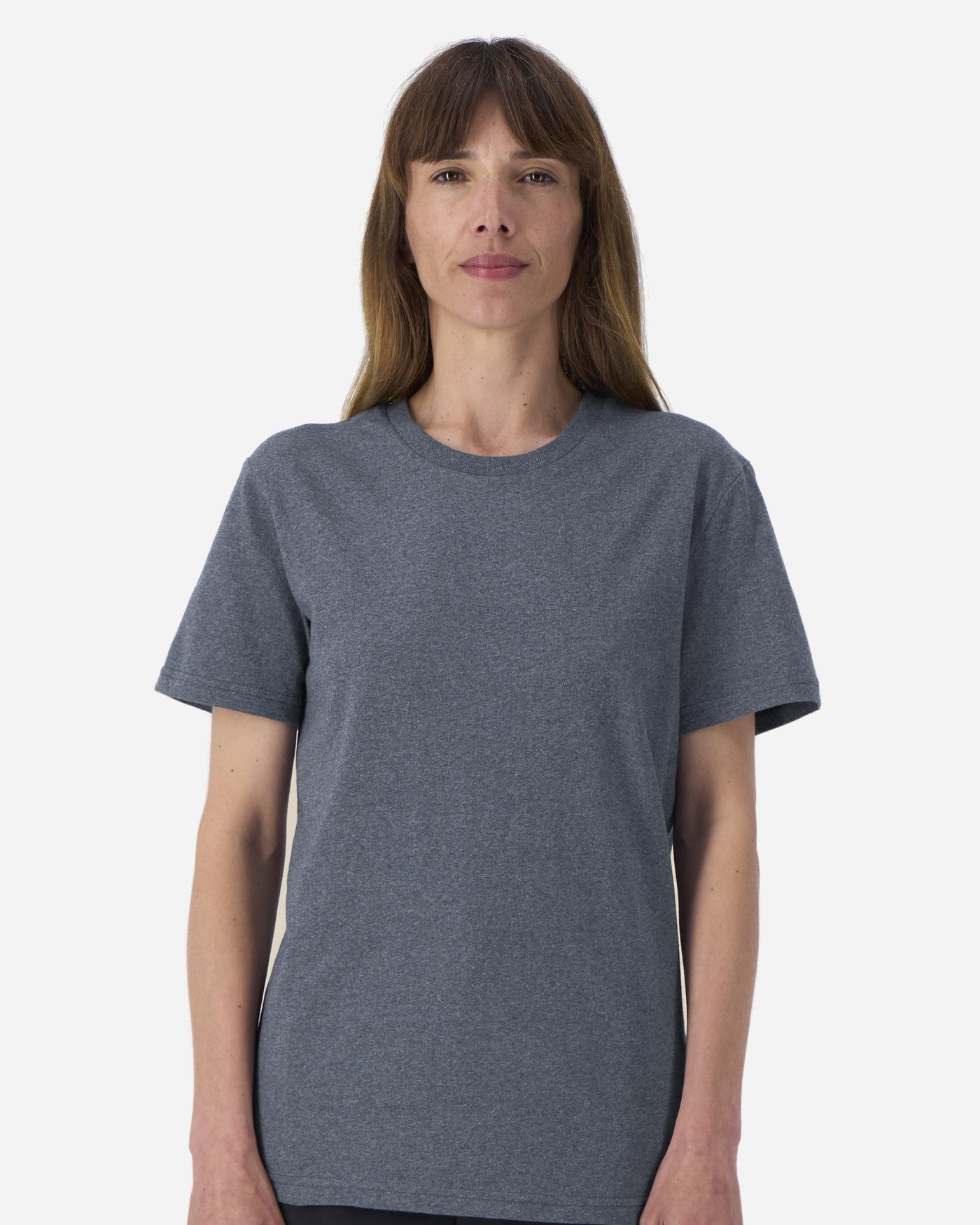 T-shirt unisexe RE-Creator porté, coloris RE-Navy