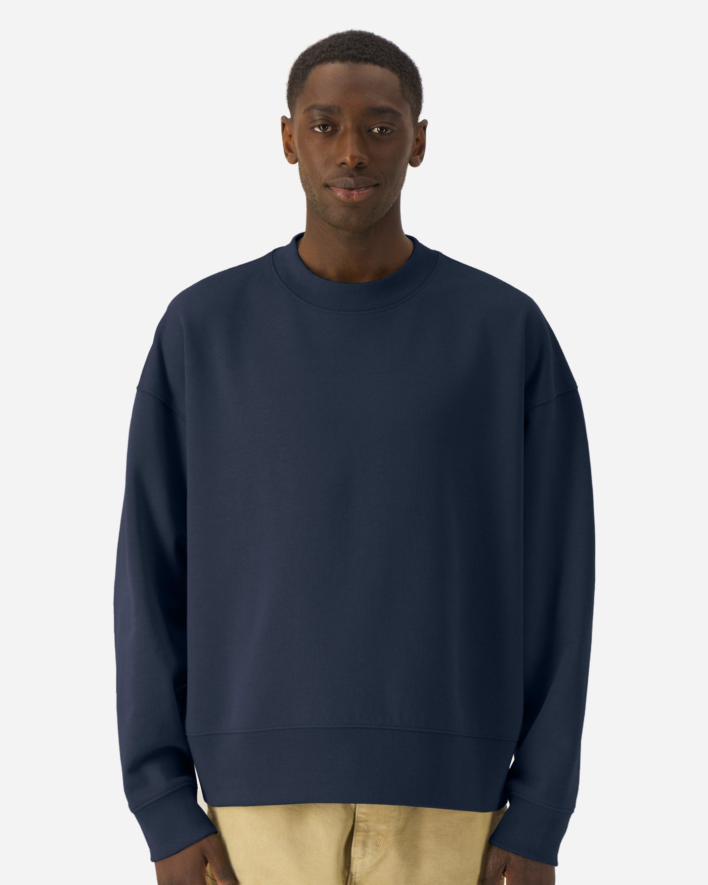 Sweat unisexe Ryler porté, coloris French Navy