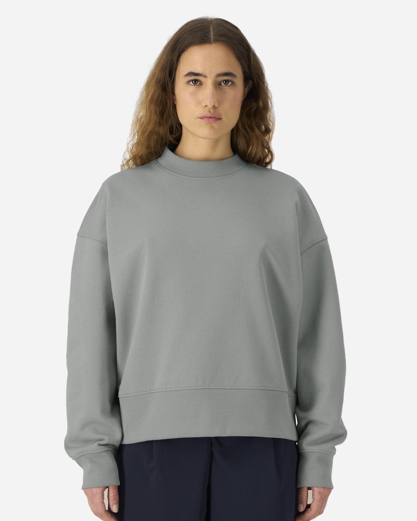 Sweat unisexe Ryler porté, coloris Misty Grey
