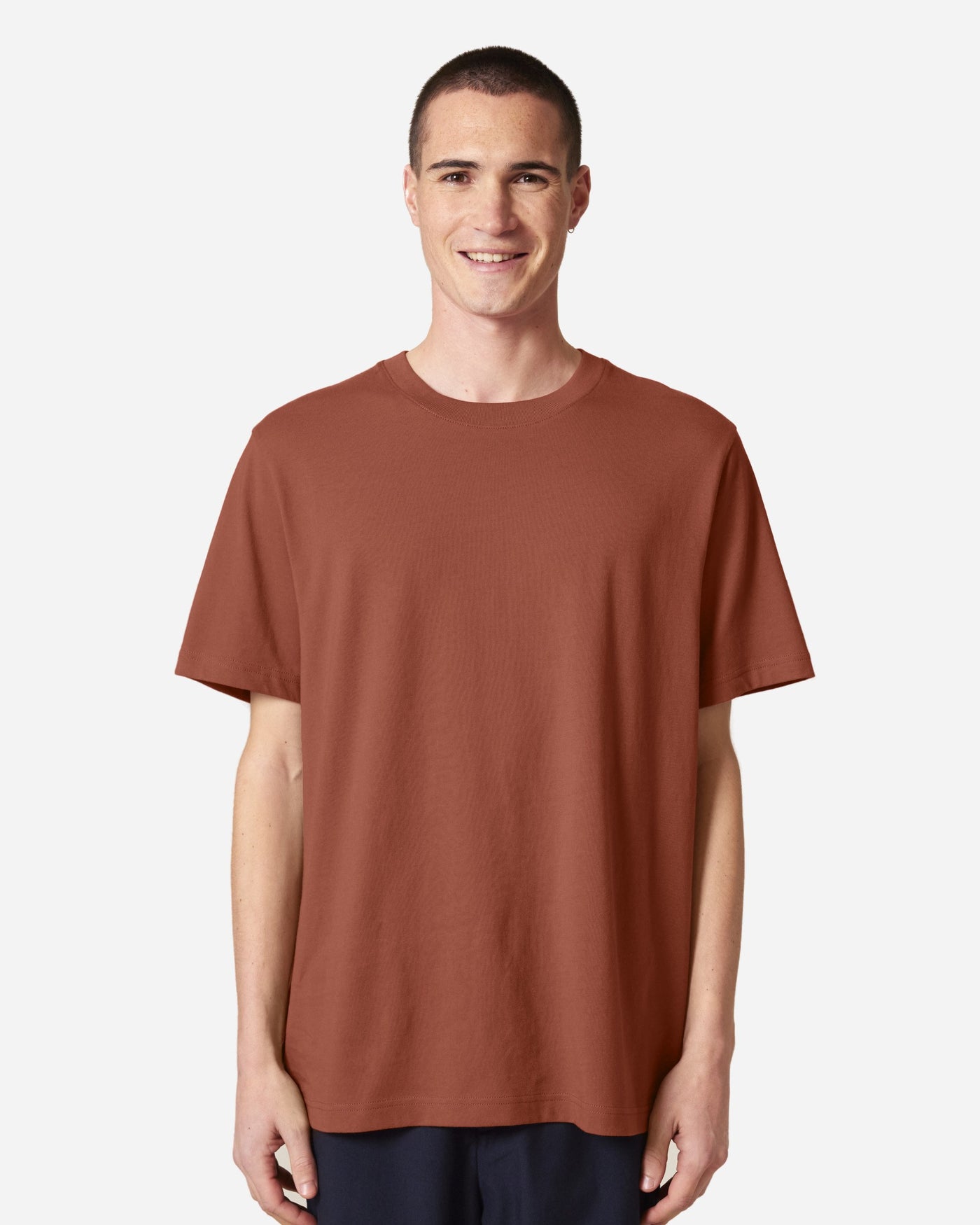 T-shirt unisexe Sparker 2.0 porté, coloris Heritage Brown