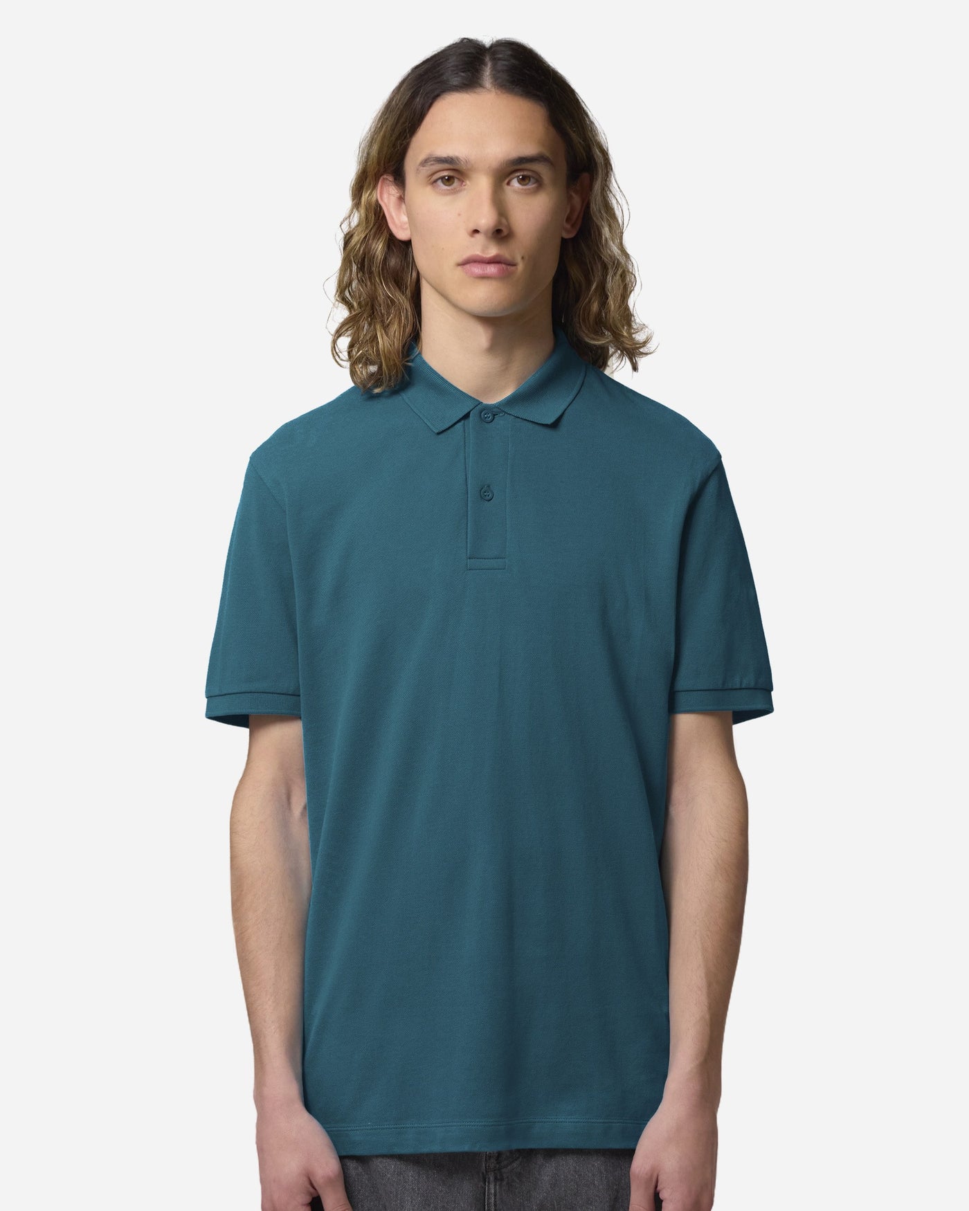 Polo homme Stanley Coaster porté, coloris Ocean Depth