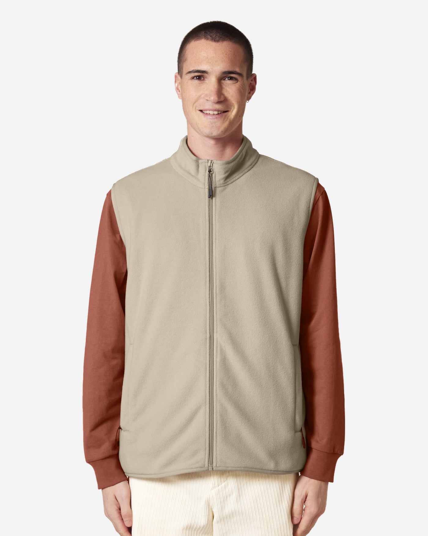 Gilet polaire homme Stanley Quester porté, coloris Desert Dust