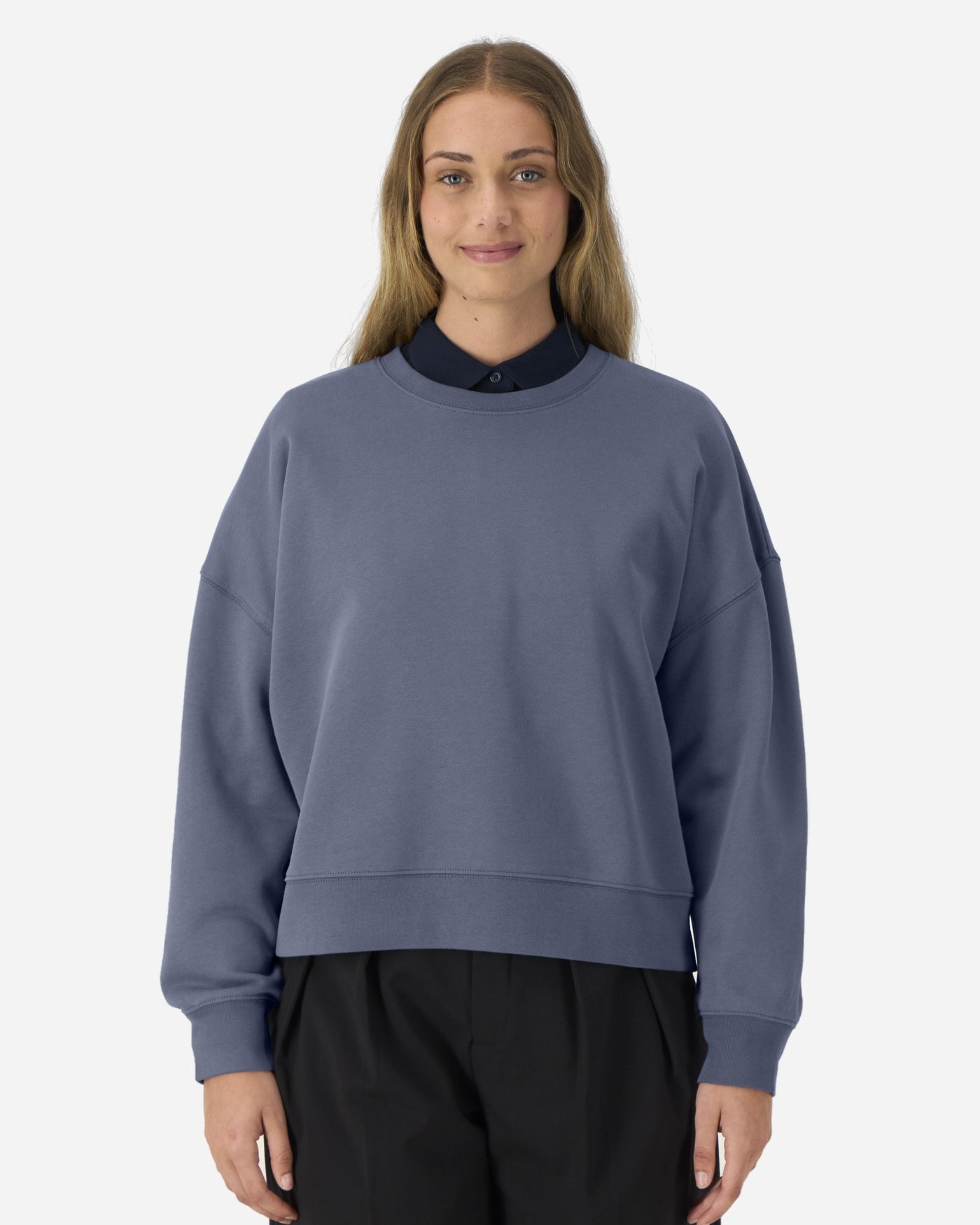 Sweat femme Stella Alma porté, coloris Blue Grey