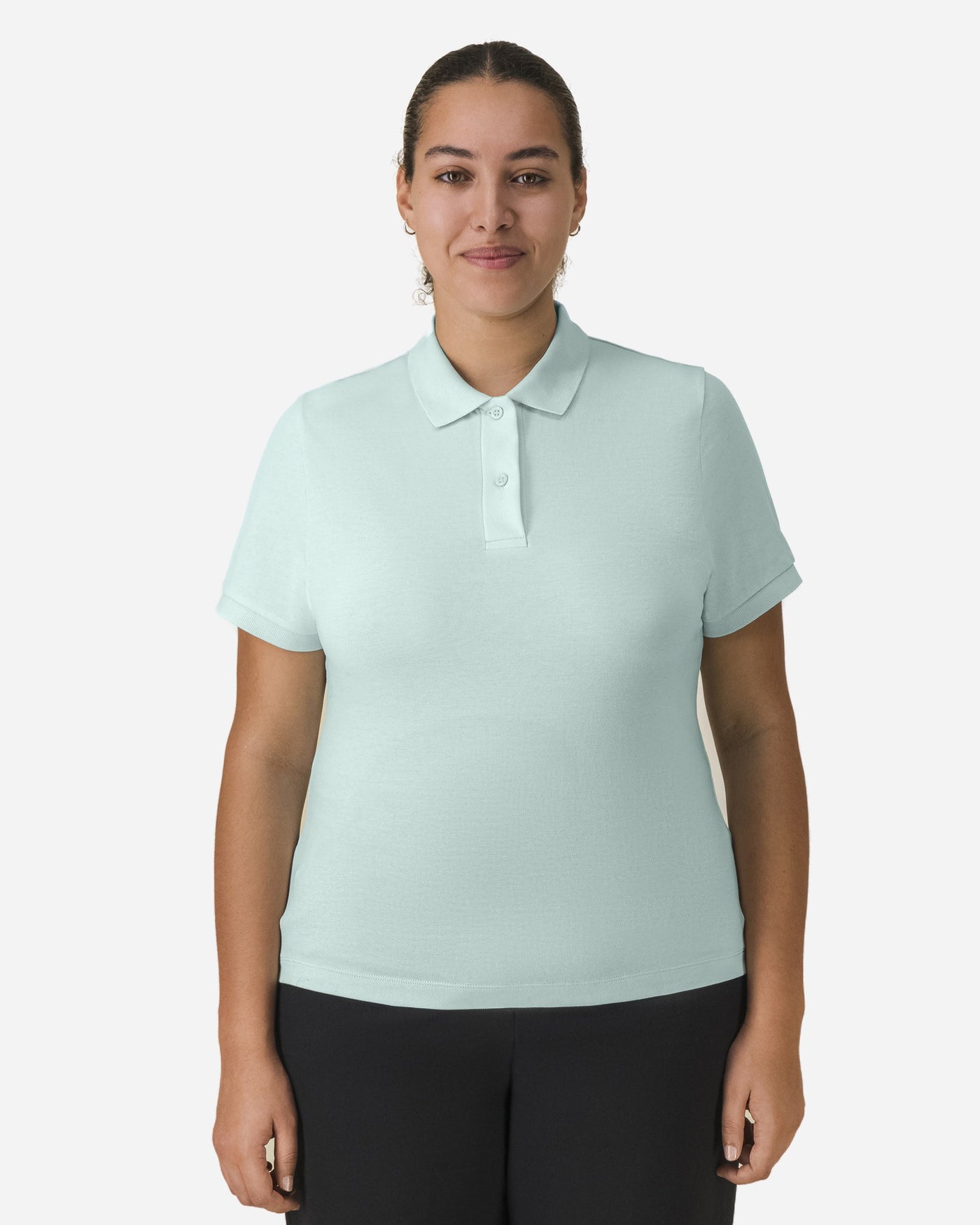 Polo femme Stella Coaster porté, coloris Caribbean Blue
